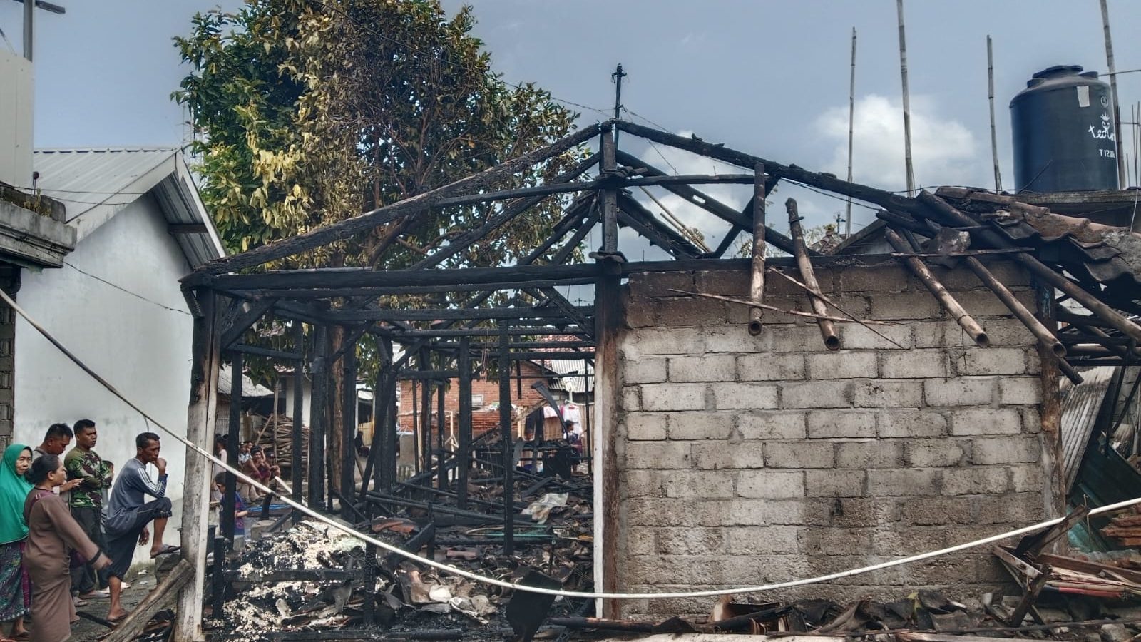 Rumah Lansia di Sakra Barat Hangus Terbakar