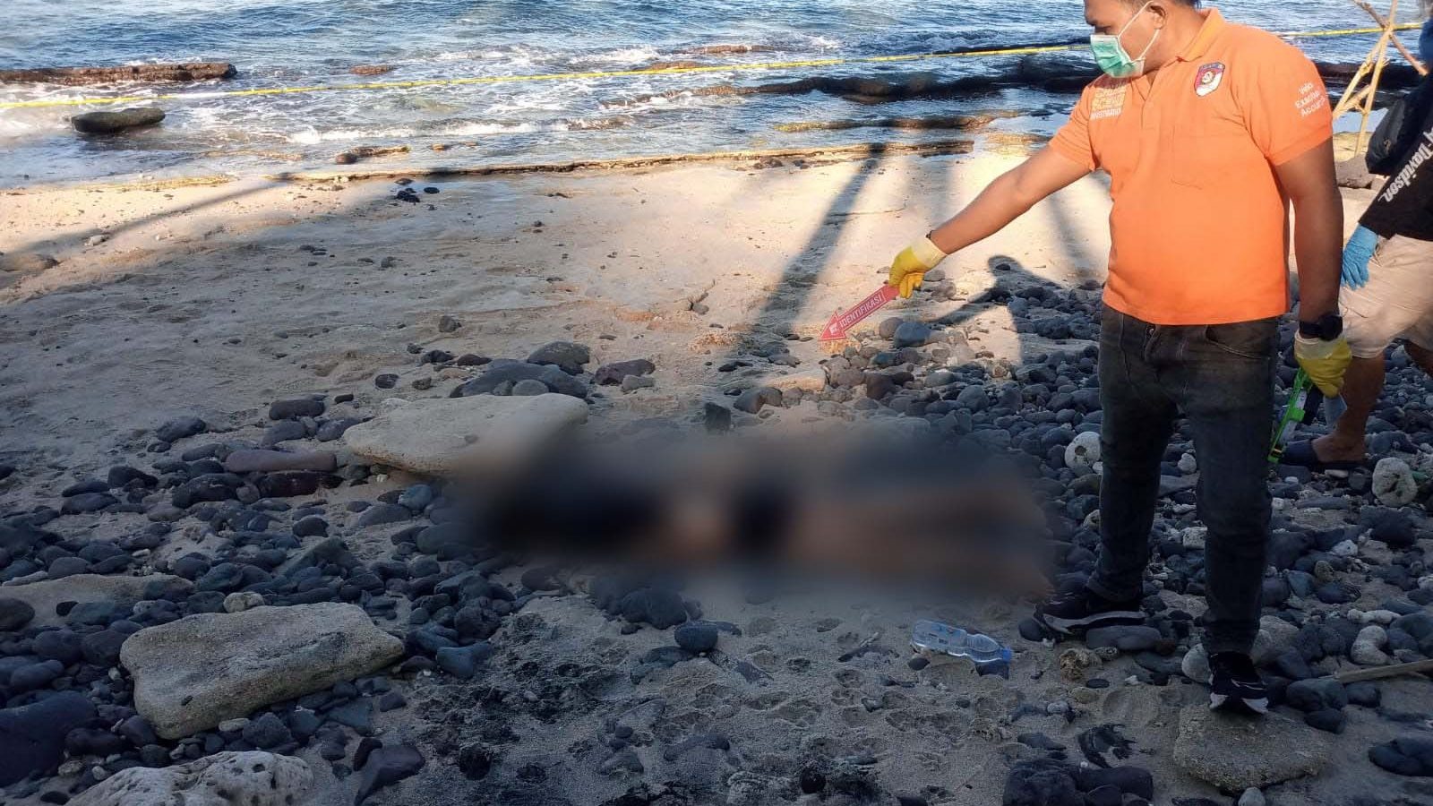 Sat Reskrim Polres Lombok Utara Lakukan Olah TKP Penemuan Mayat Lelaki di Pantai Nipah