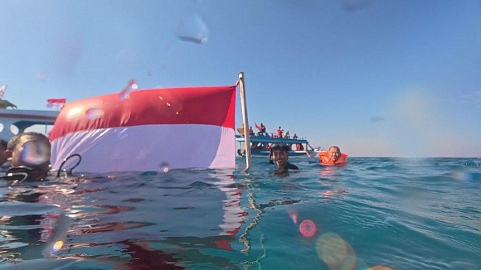 Merah Putih Berkibar di Laut Gili Petagan