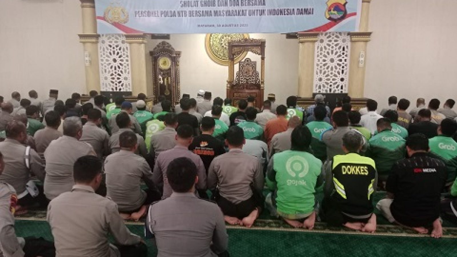 Polda NTB dan Ojol Gelar Sholat Ghaib untuk Almarhum Affan Kurniawan