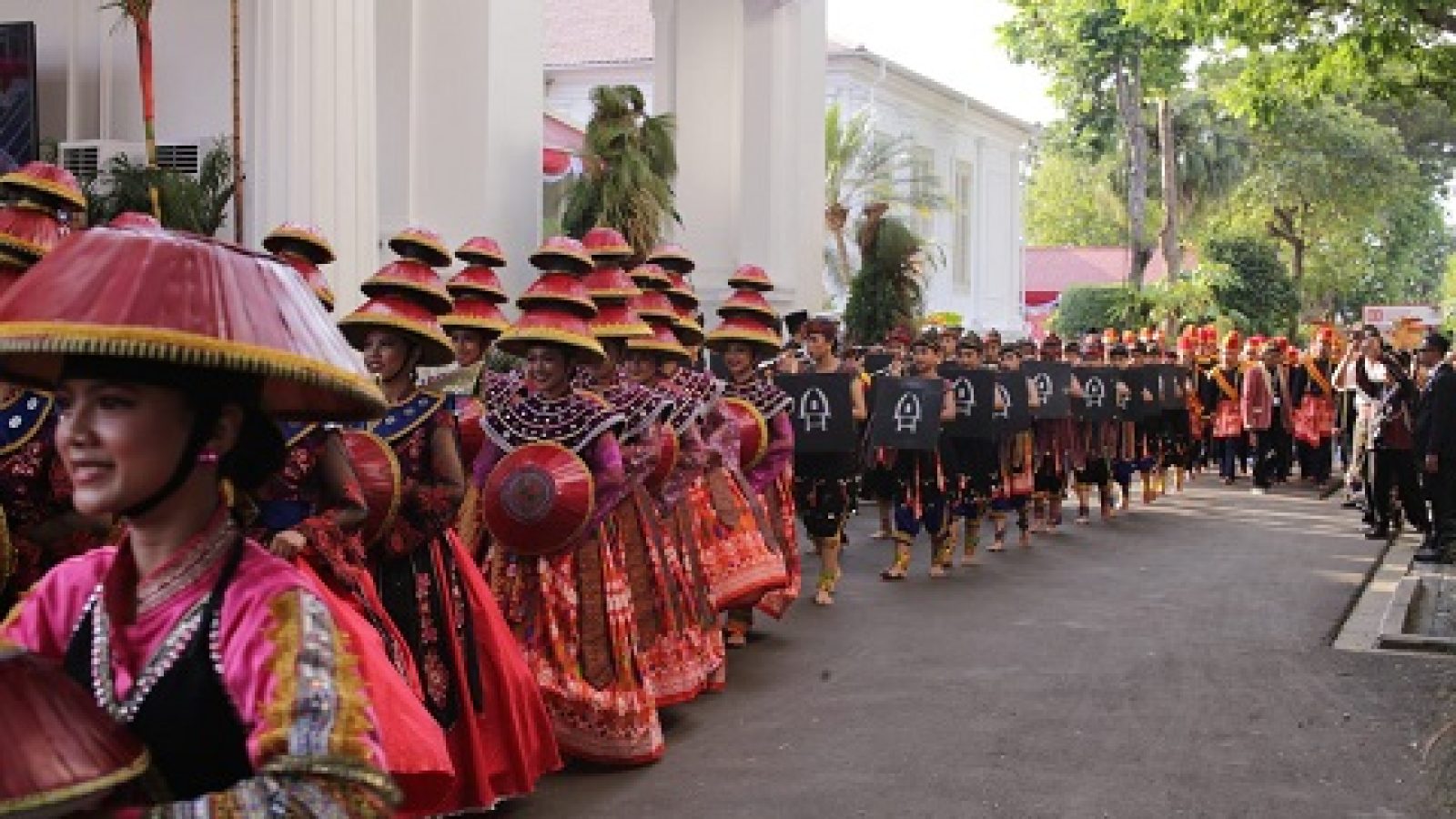 Spektakuler Tampilan “Tembolak Beak” NTB di Istana Merdeka