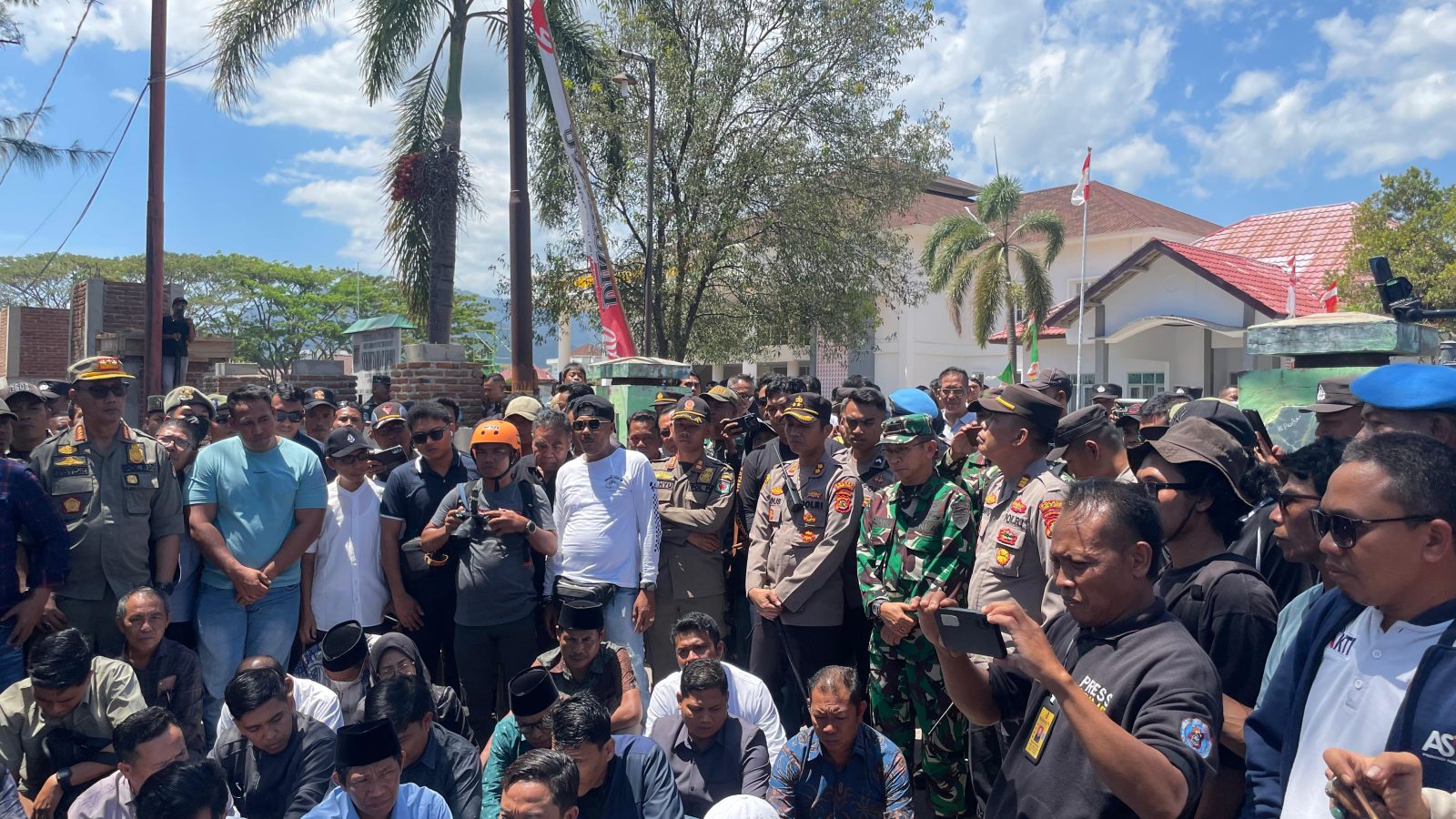 Kapolres Lombok Utara Pimpin Langsung Pengamanan Aksi Unras di Depan Kantor DPRD KLU