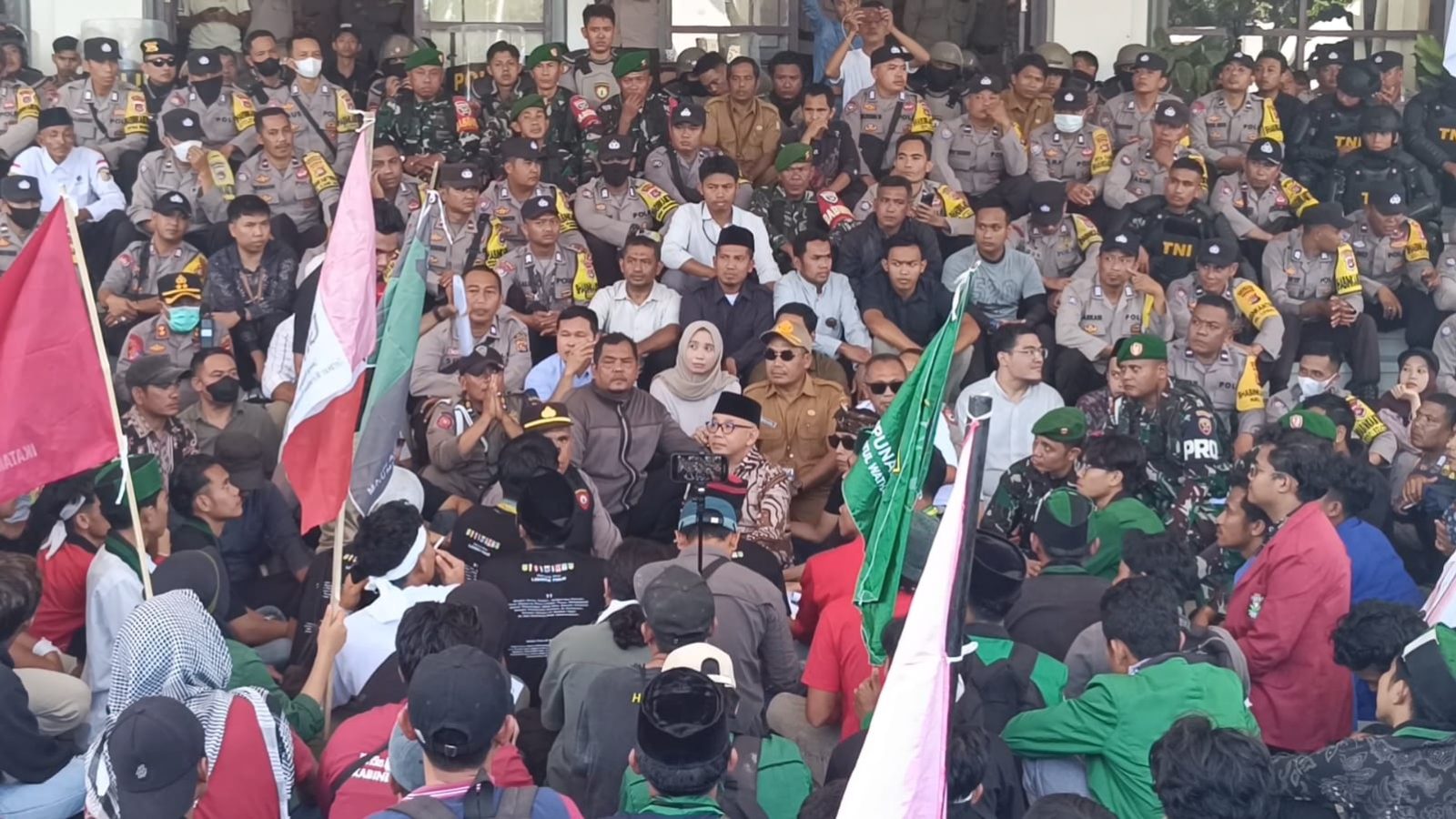 Massa Cipayung Plus Geruduk Kantor Bupati Gedor Kantor DPRD Lombok Timur