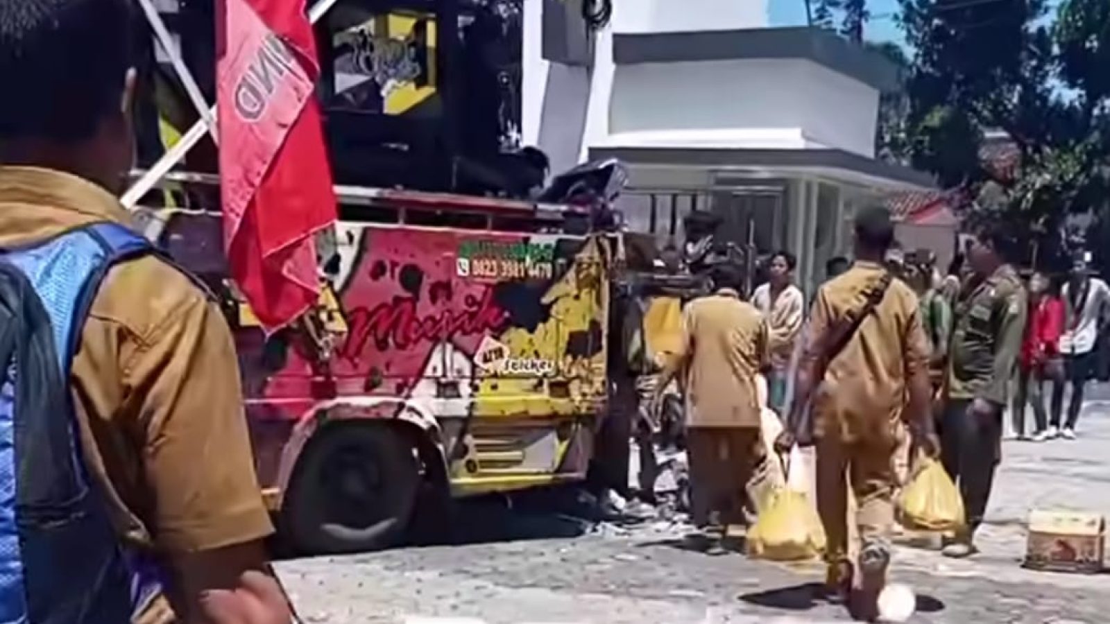 Momen Skretariat DPRD Berbagi Makan dengan Demonstran Diapresiasi Warganet