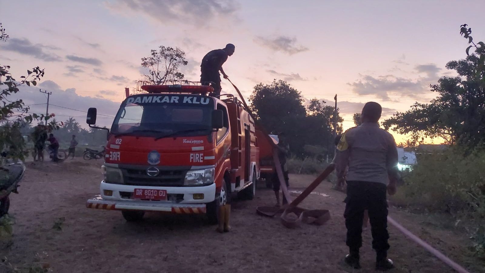 Polsek Kayangan Bersama UPTD Damkar Padamkan Kebakaran Lahan di Desa Selengen