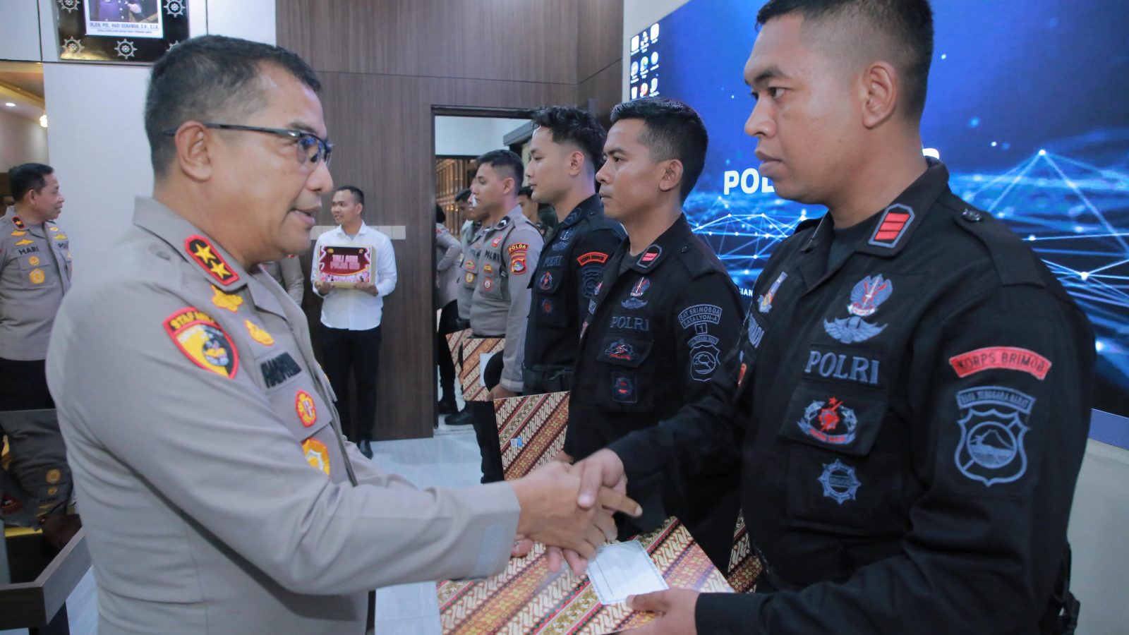 Kapolda NTB Beri Penghargaan Anggota Berprestasi dan Korban Aksi Unjuk Rasa