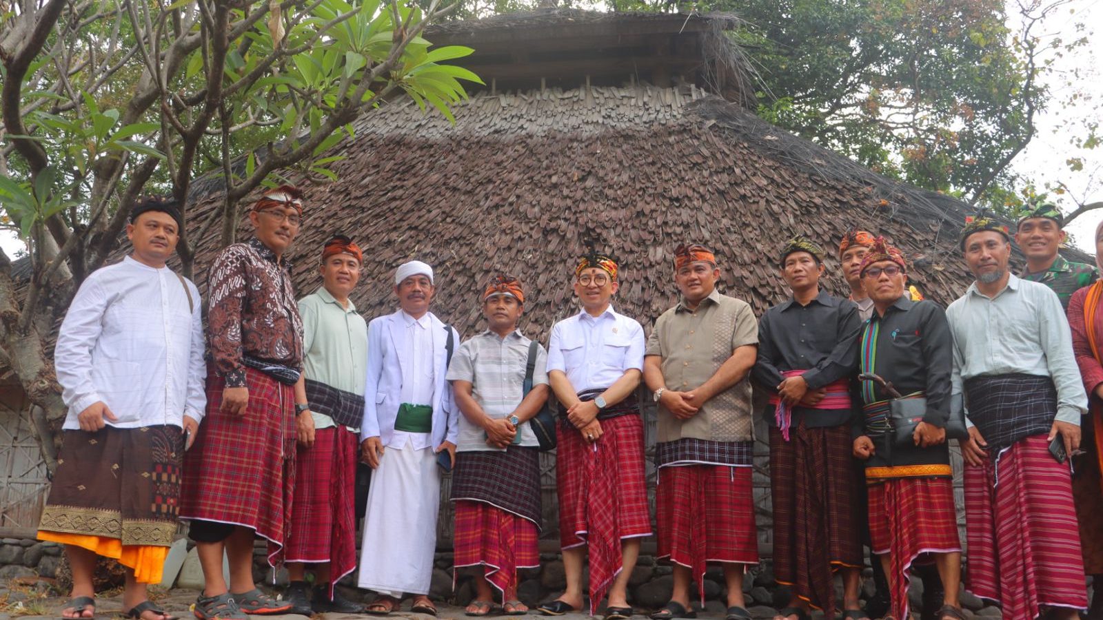 Menteri Kebudayaan RI Dianugerahi Gelar Adat Bayan