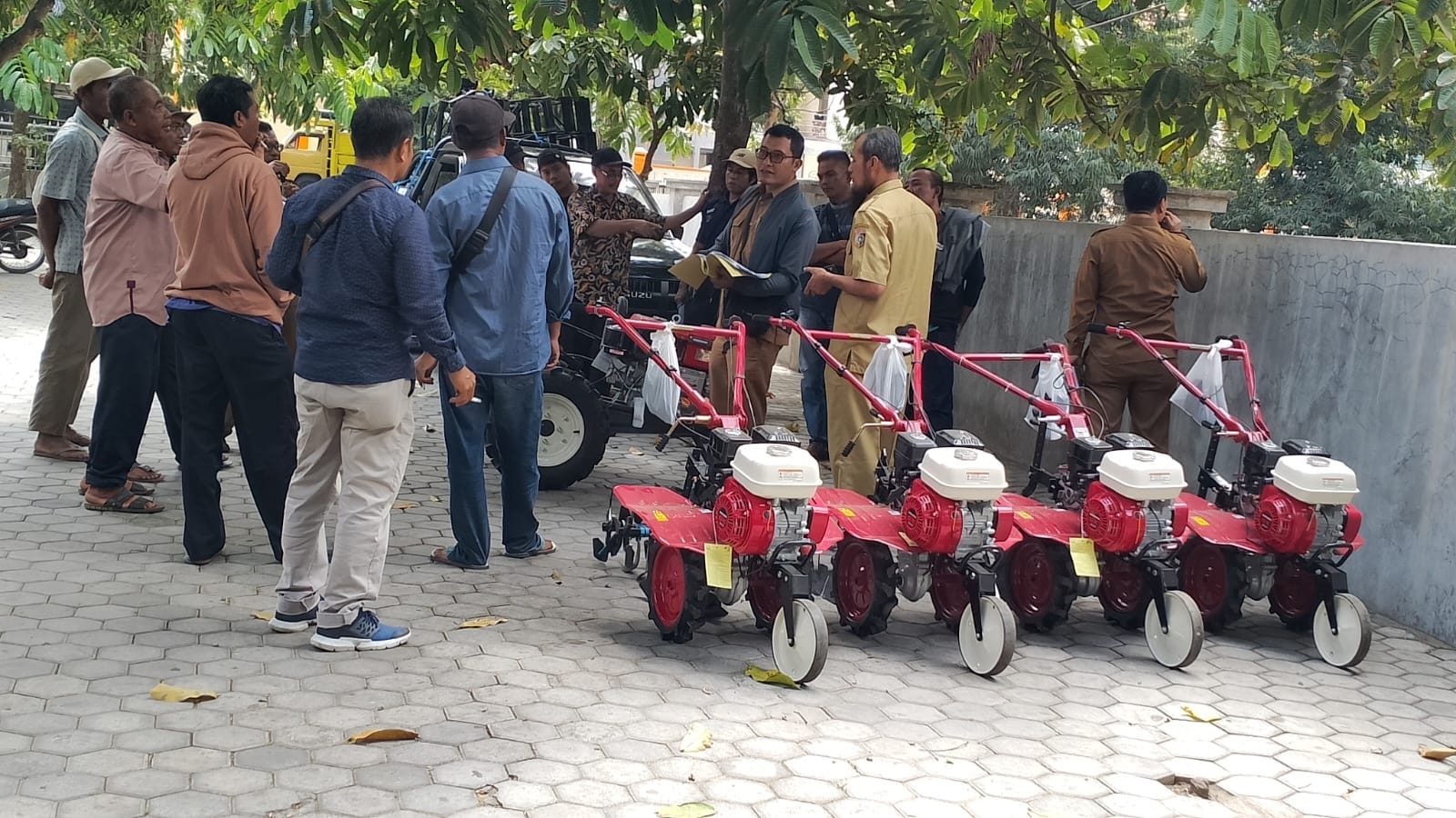19 Handtraktor Dari Pokir DPRD Lombok Timur Siap Didistribukan Ke Kelompok Tani