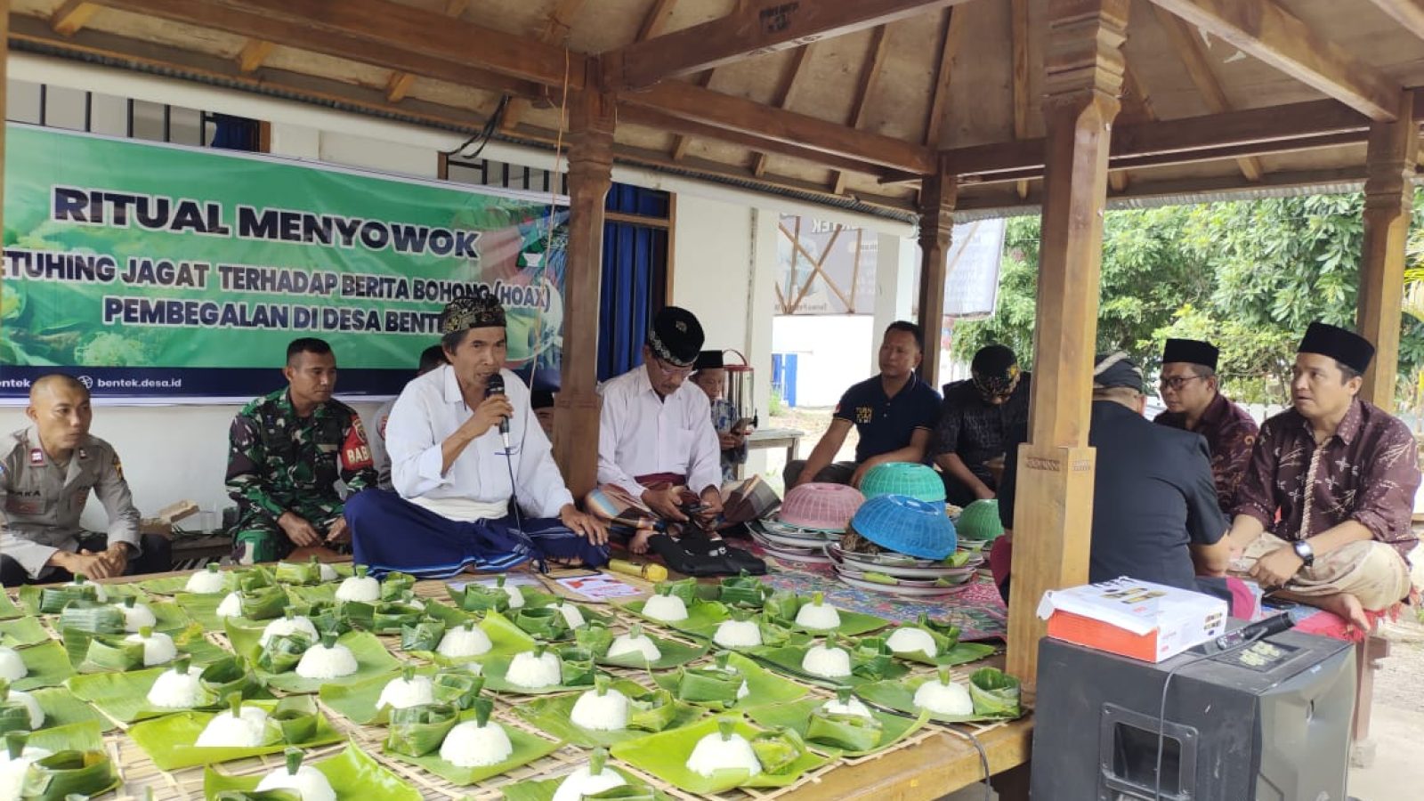Ritual Adat Menyowok Terkait Kasus Penyebaran Berita Bohong di Desa Bentek Dihadiri Polres Lombok Utara