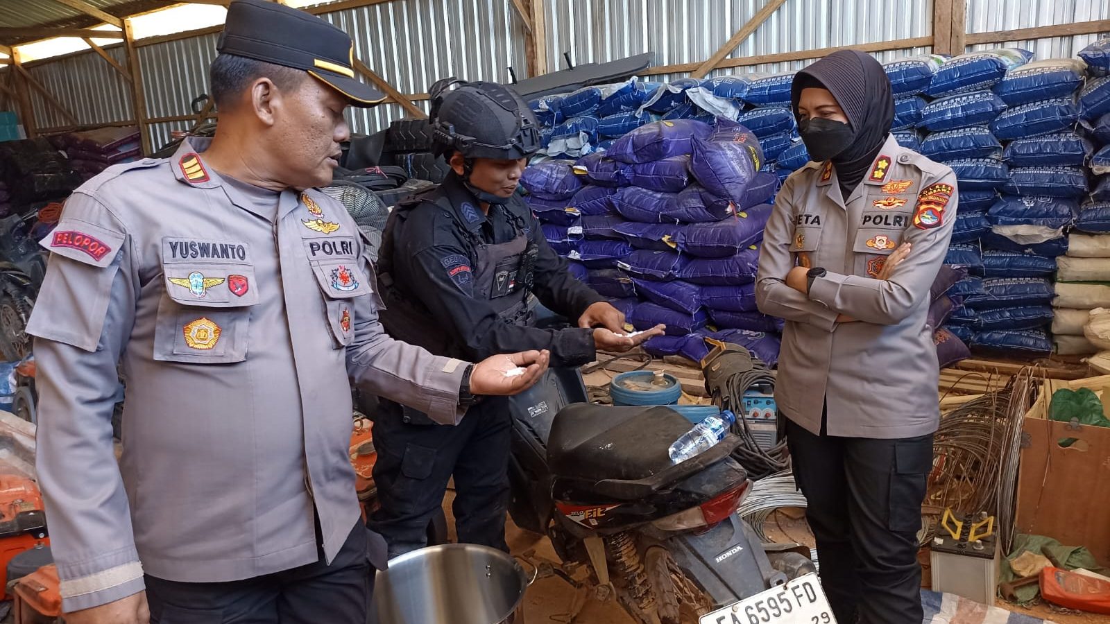 Tim Jibom Gegana Polda NTB Periksa Gudang Diduga Simpan Bahan Peledak di Sumbawa