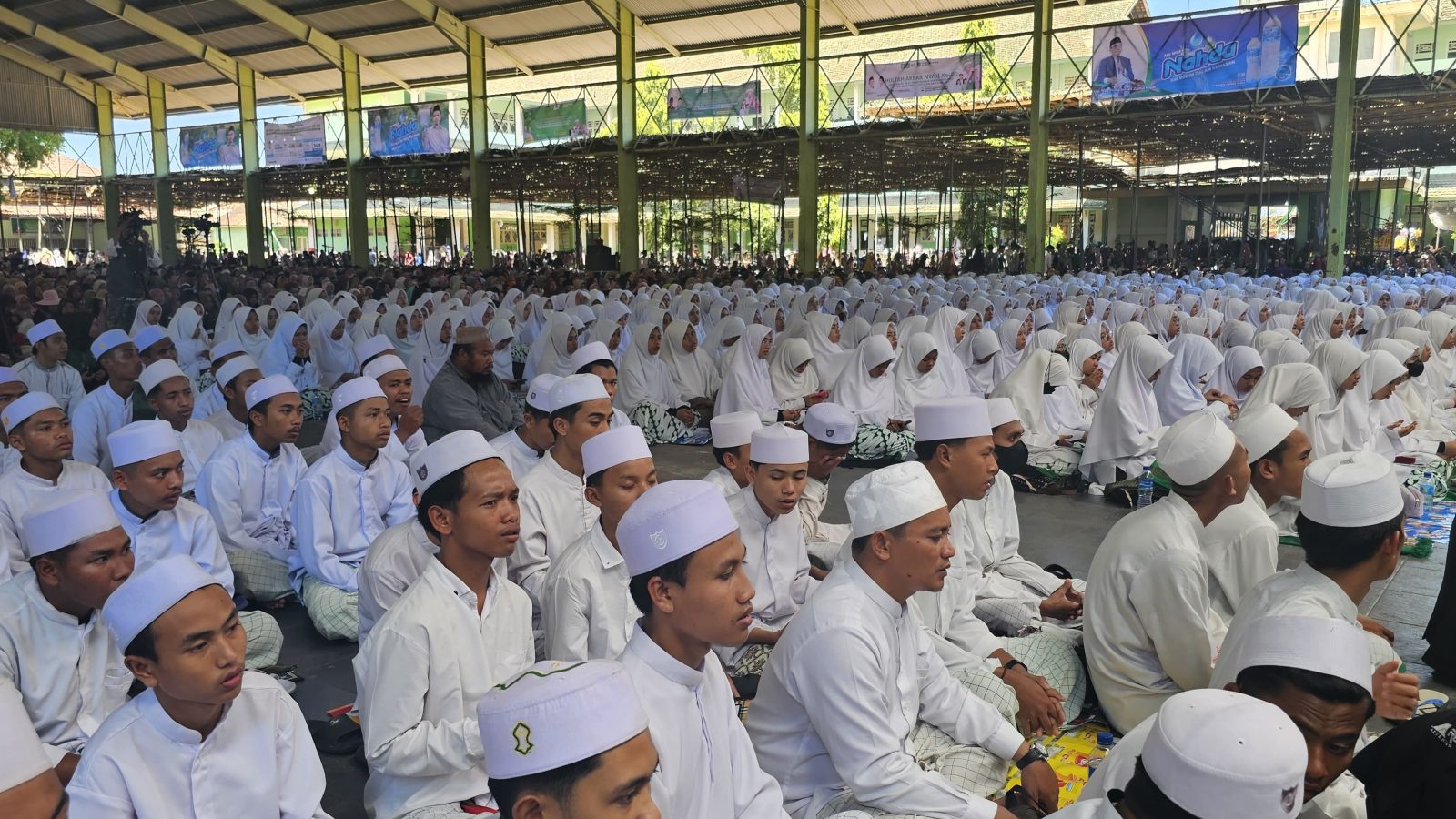 Jamaah Tumpah Ruah di Puncak Hultah Akbar NWDI Ke-90