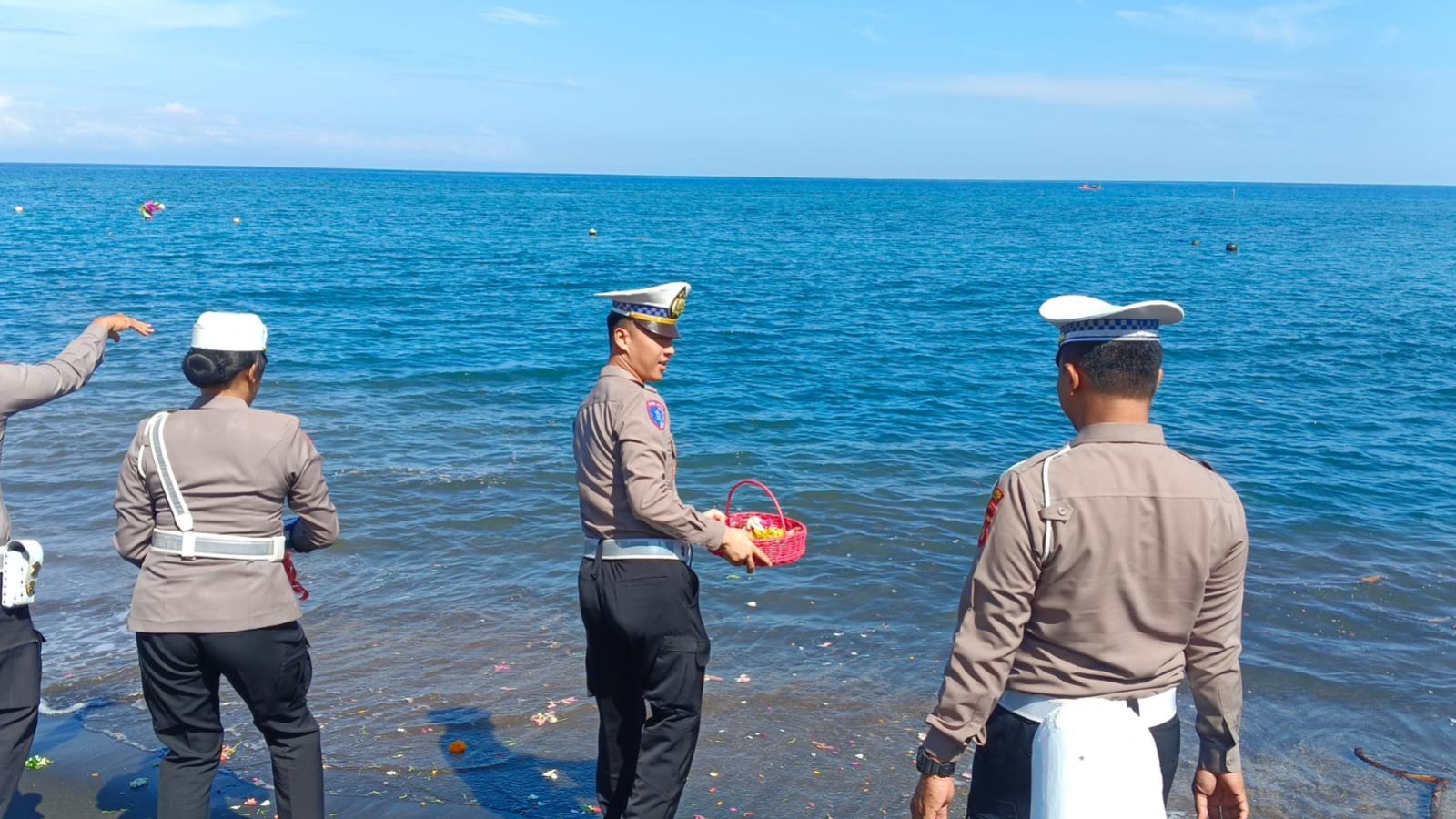 Satlantas Polres Lombok Utara Gelar Tabur Bunga Peringati HUT Lalu Lintas ke-70