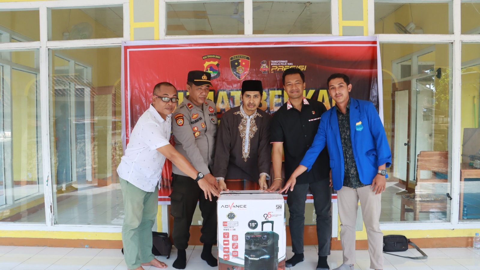 Jumat Berkah, Polres Lombok Timur Salurkan Bantuan Ke TPQ Lepak
