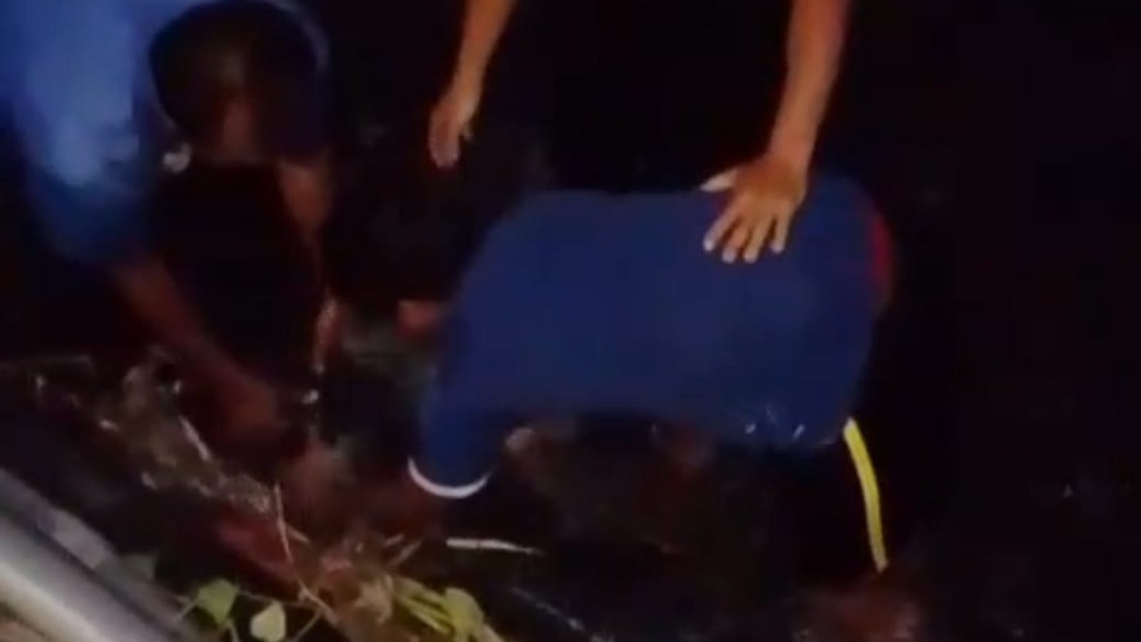 PDAM Berjibaku Perbaiki Pipa Yang Rusak Akibat Banjir