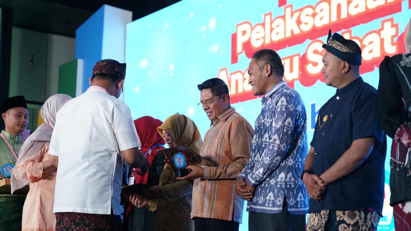 Bupati Lotim Raih Penghargaan Internasional Atas Keberhasilan Turunkan Stunting
