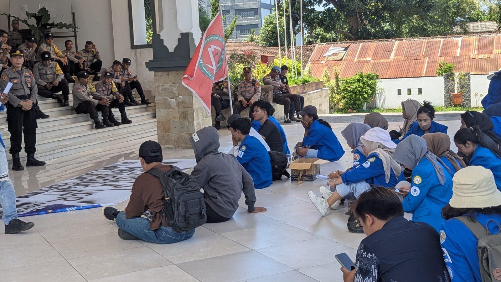 Demo Mahasiswa Tolak Pembangunan Sekolah Unggulan Garuda di Lemor