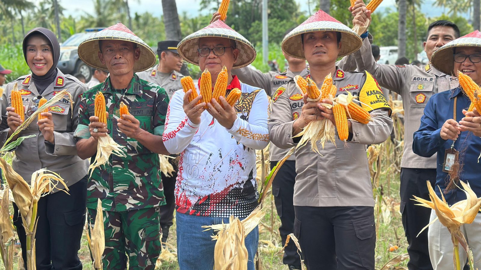 Dukung Asta Cita Presiden, Polres Lombok Utara  Panen Raya Jagung di Kayangan