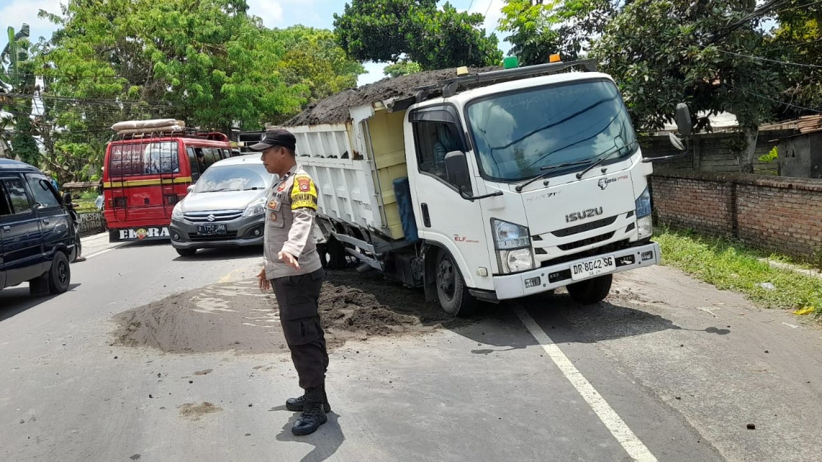 Dum Truk VS Toyota Vios Di Jalan Raya Montong Baan, 3 Orang Dilarikan Ke Puskesmas