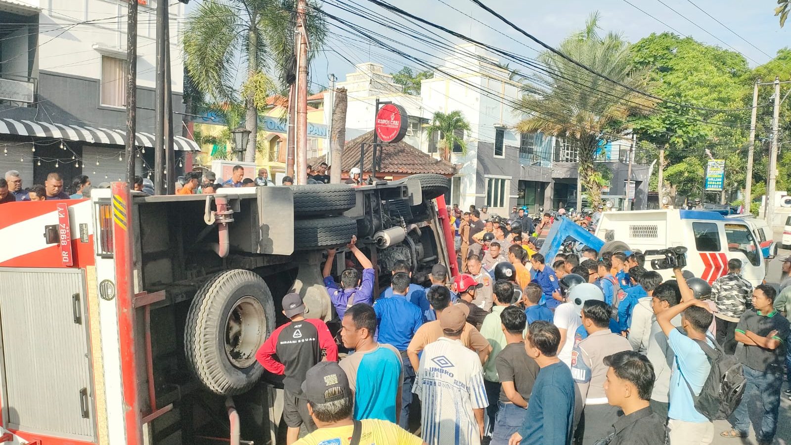 Mobil Damkar Terbalik Di Depan PTC Pancor, Petugas Alami Luka Serius