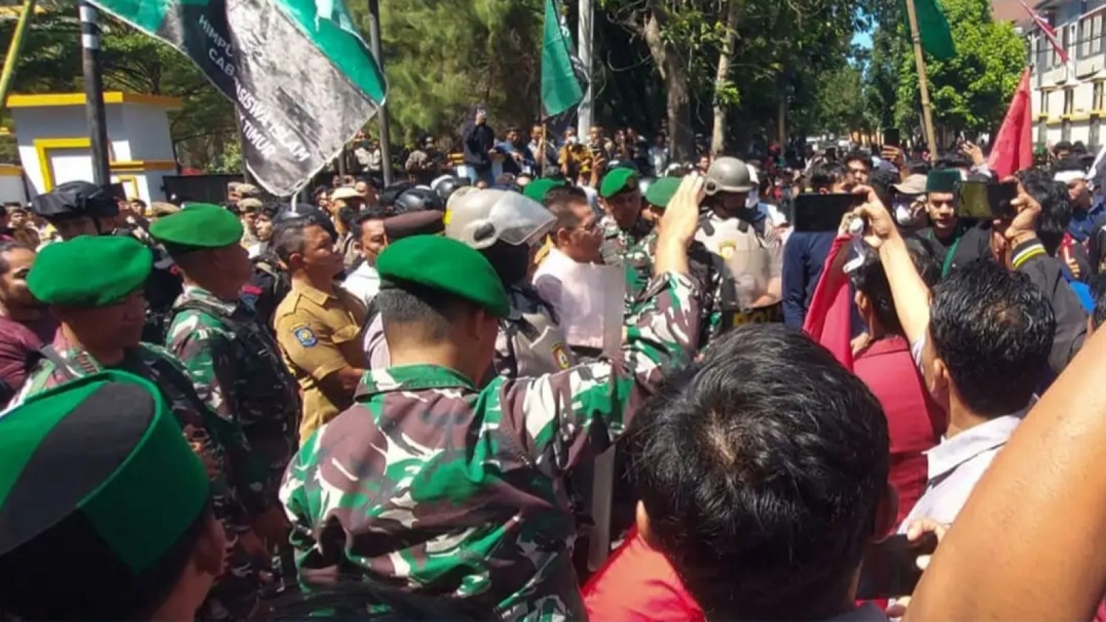 Wakil Bupati Lombok Timur Temui Massa Aksi
