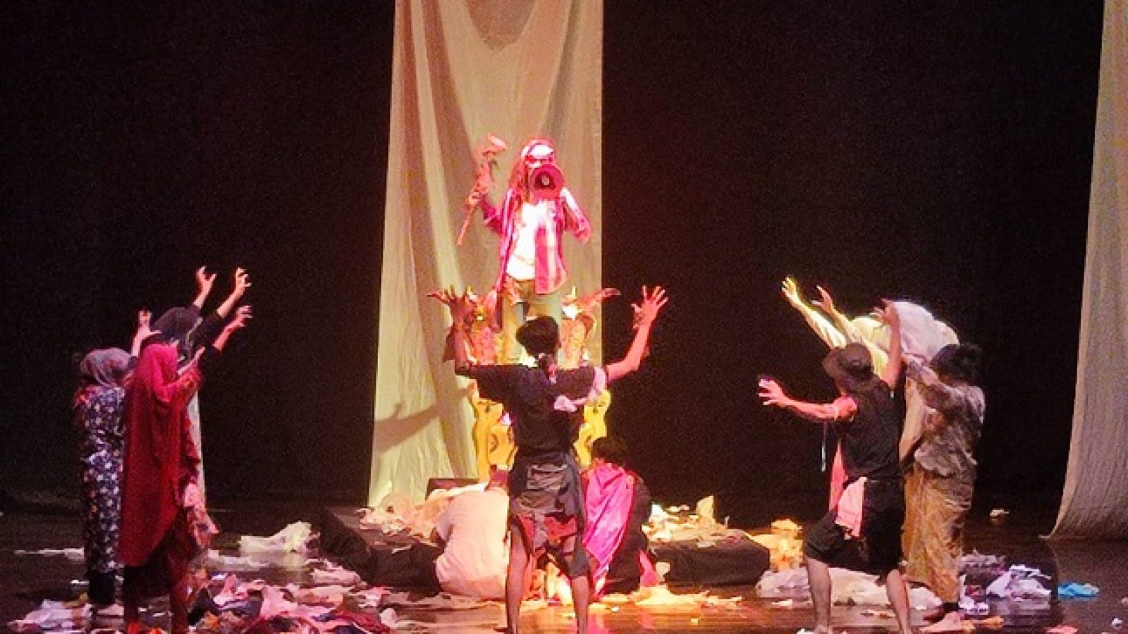 Lakon “Hikayat Gajah Duduk”, Kekuasaan yang Tak Berbatas dengan Kepalsuan