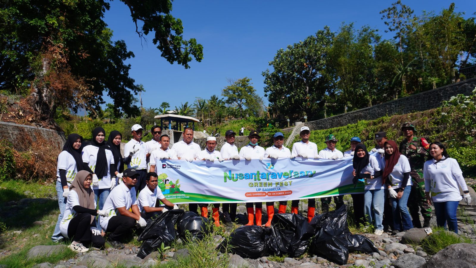 Penanaman Pohon dan Coastal Clean Up Sambelia Sambut 30 Tahun PLN Nusantara Power