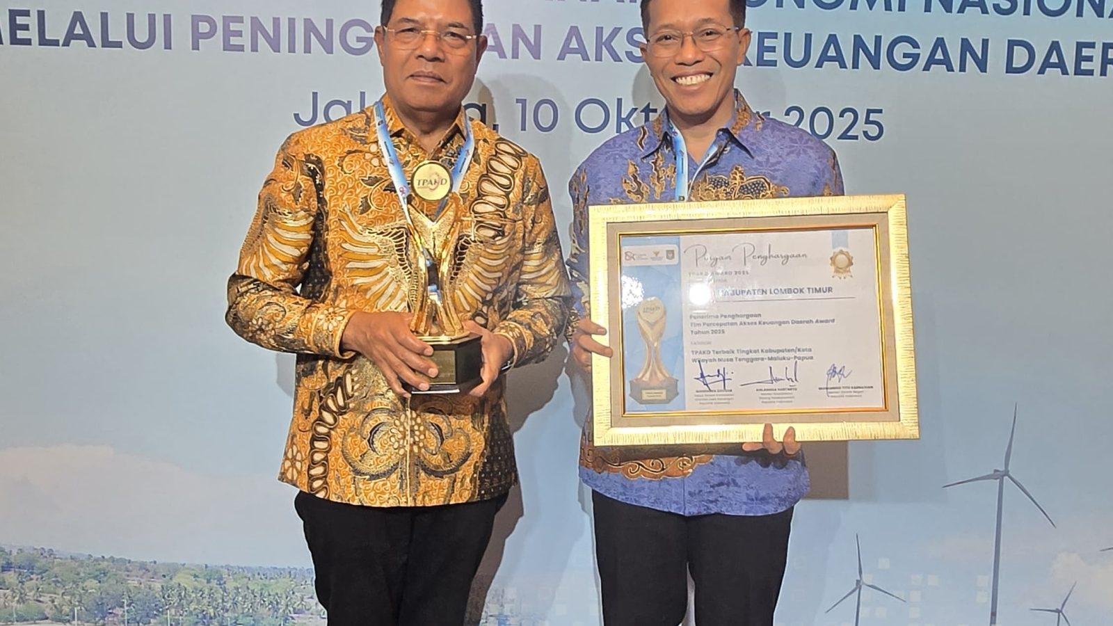 Implementasi ‘Lotim Berkembang’, Bupati Terima Penghargaan Juara I TPAKD Award 2025