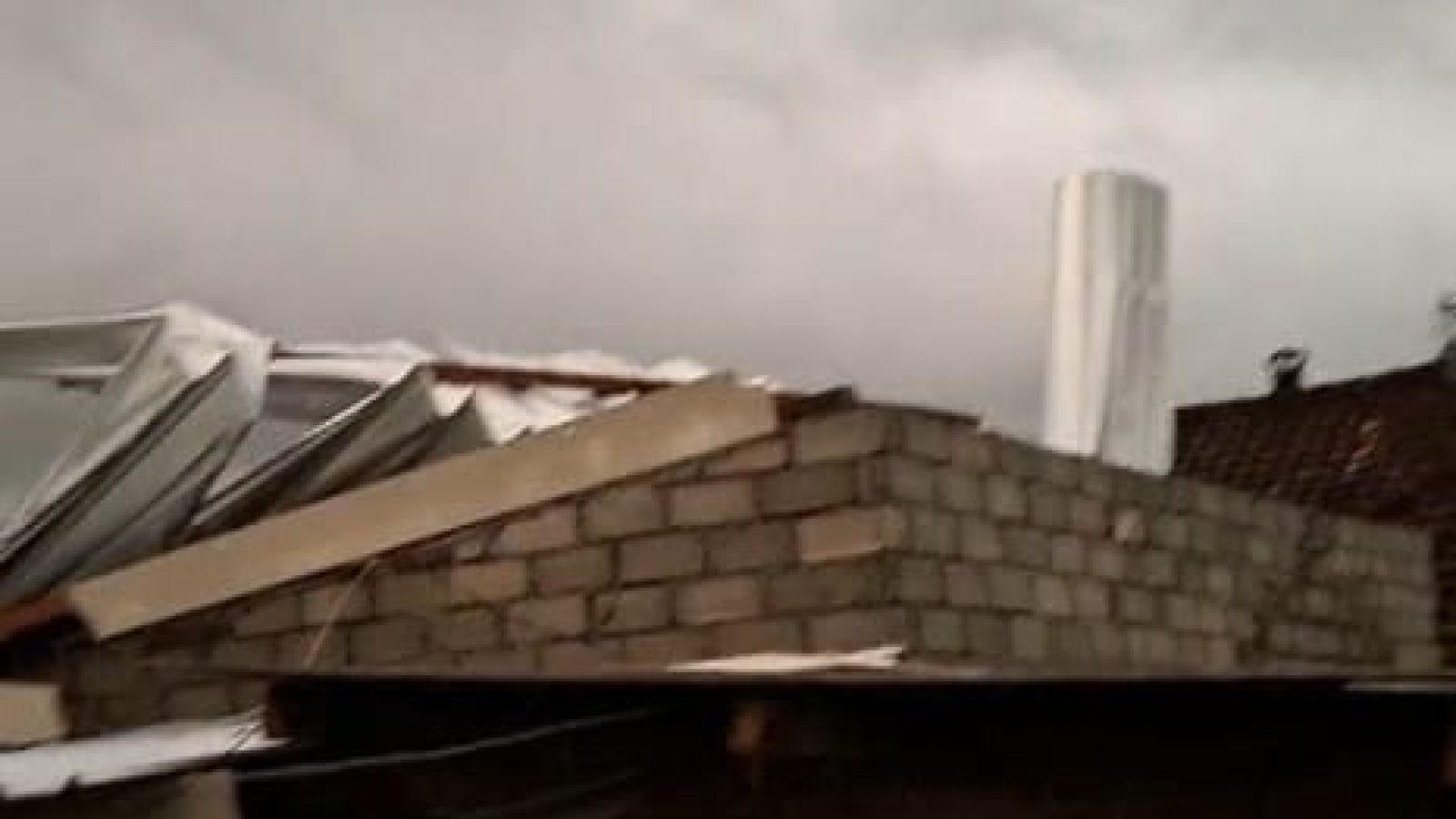 Atap Rumah dan Lapak Pedagang di Anjani Diterjang Puting Beliung