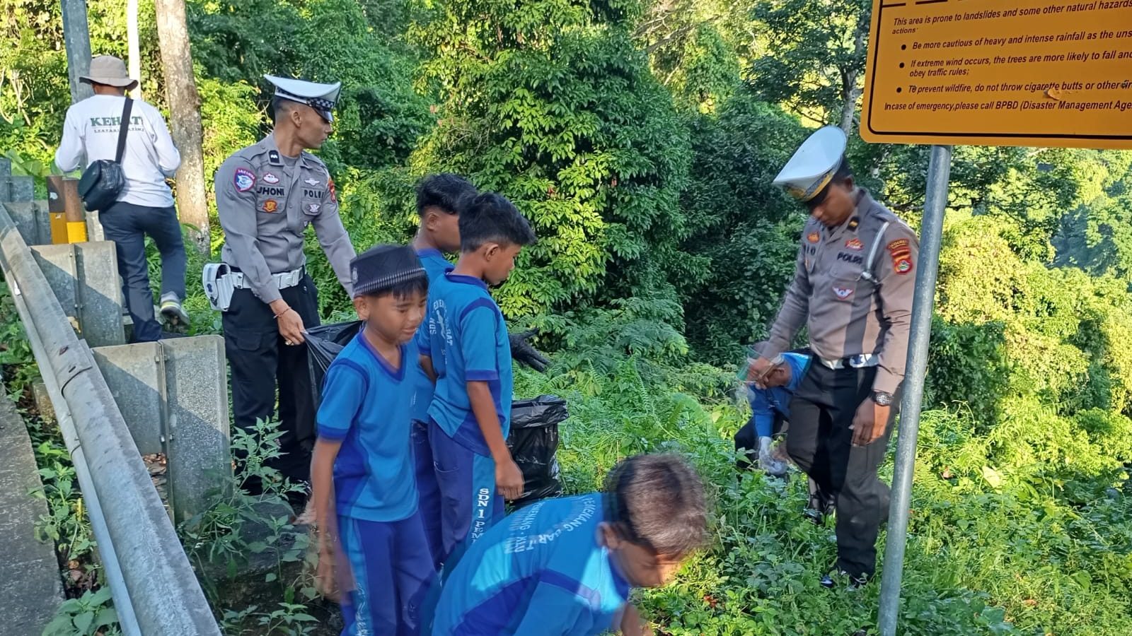 Satlantas Polres Lombok Utara Gelar Pembersihan Sampah di Pusuk Pass