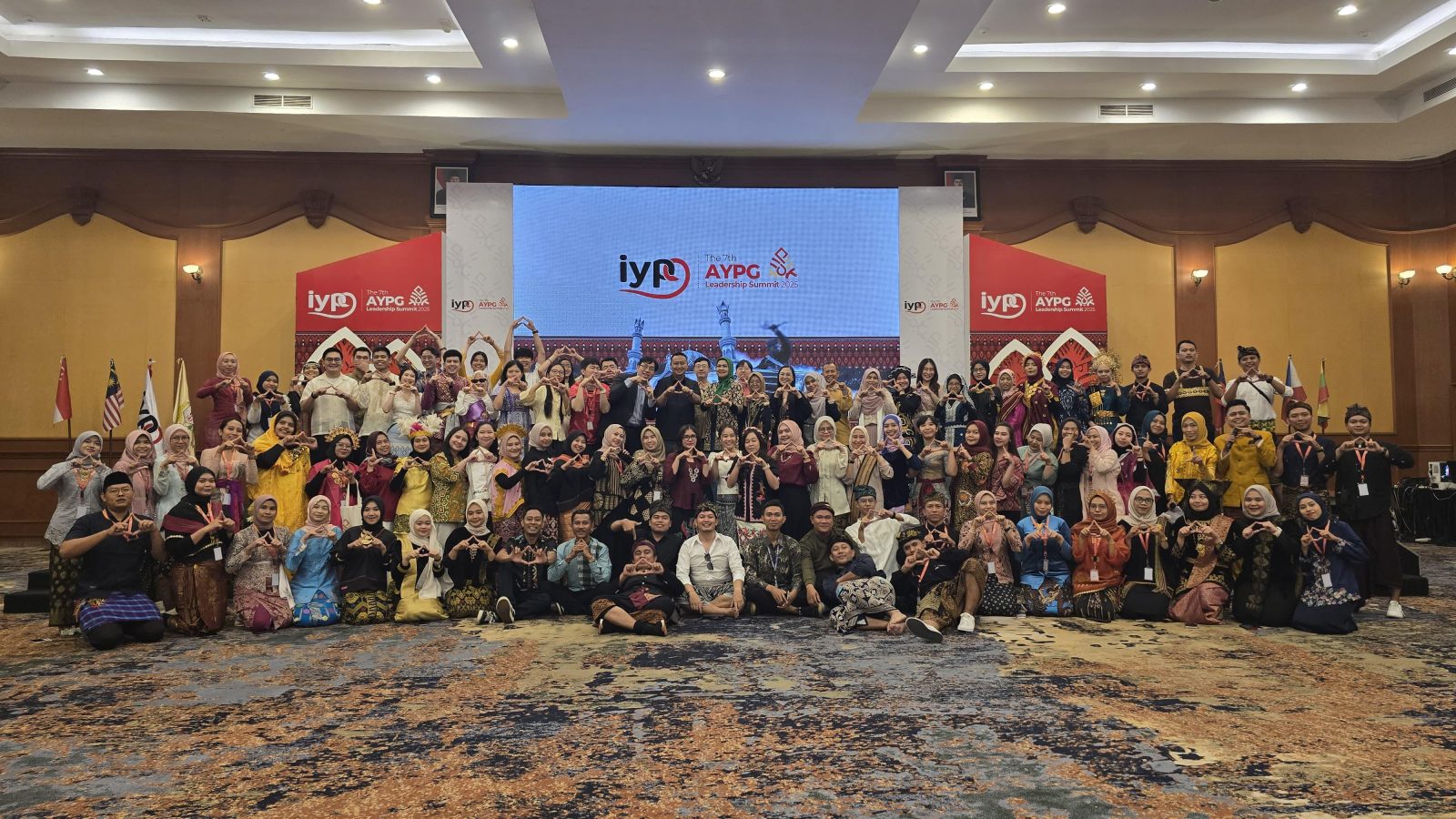 Apoteker Muda 12 Negara Bertemu di Mataram pada The 7Th AYPG Leadership Summit 2025