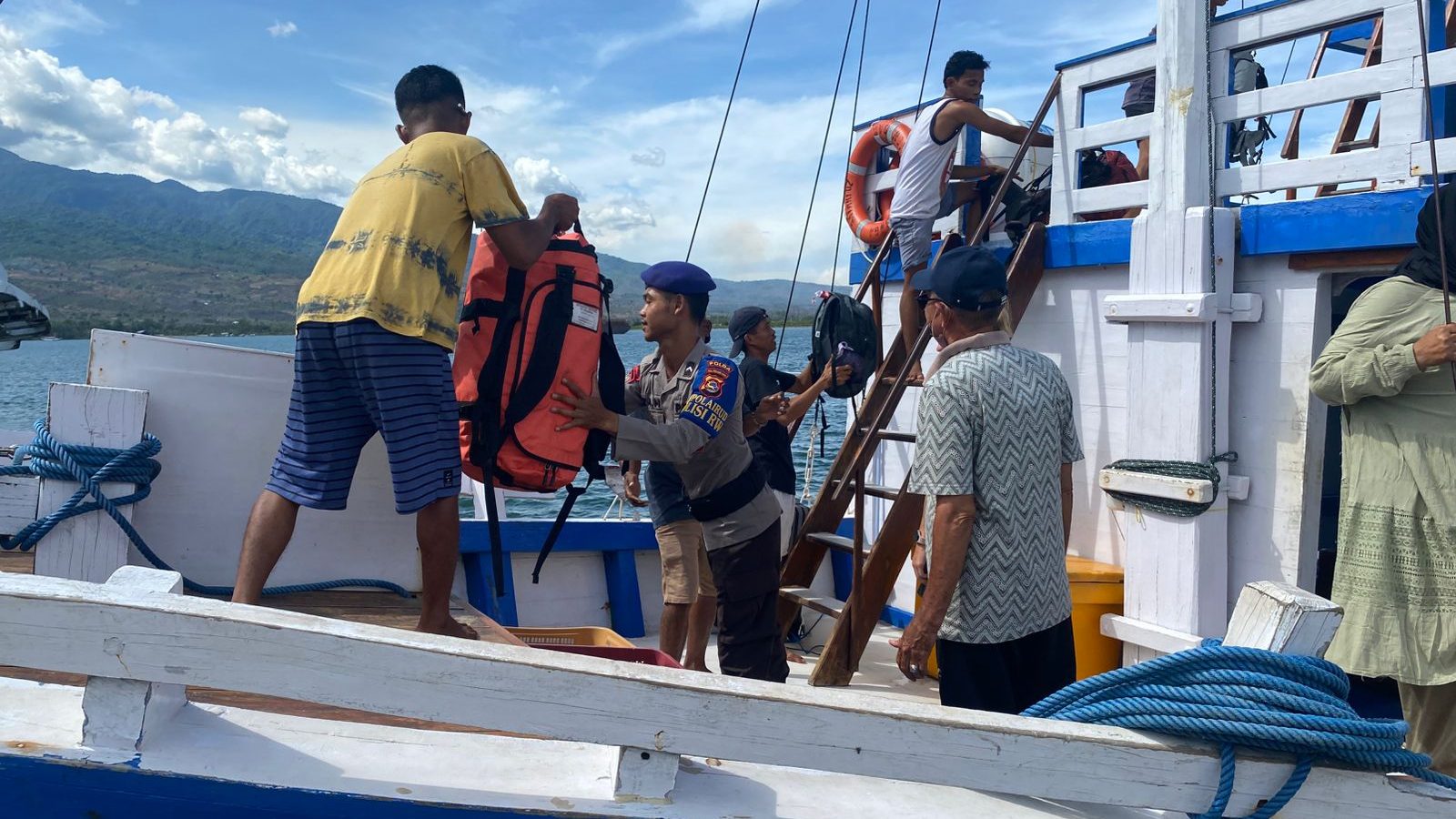 Aksi Humanis Polisi Air di Lombok Timur, Turun Langsung Bantu Warga di Pelabuhan