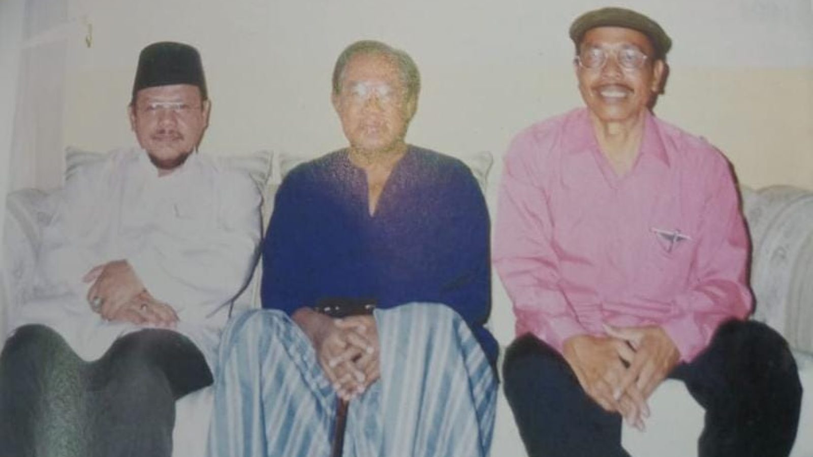 DUA PUISI DIENULLAH RAYES