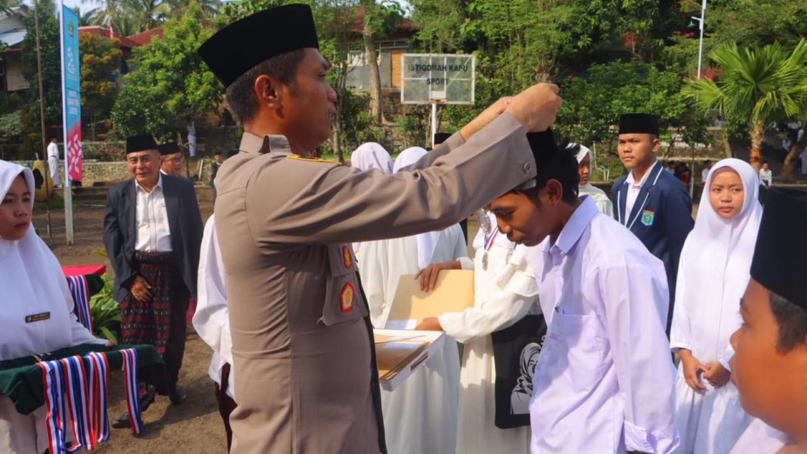Hari Santri Nasional 2025 di Ponpes Al-Istiqomah Kapu, Kapolres Lombok Utara Pimpin Upacara