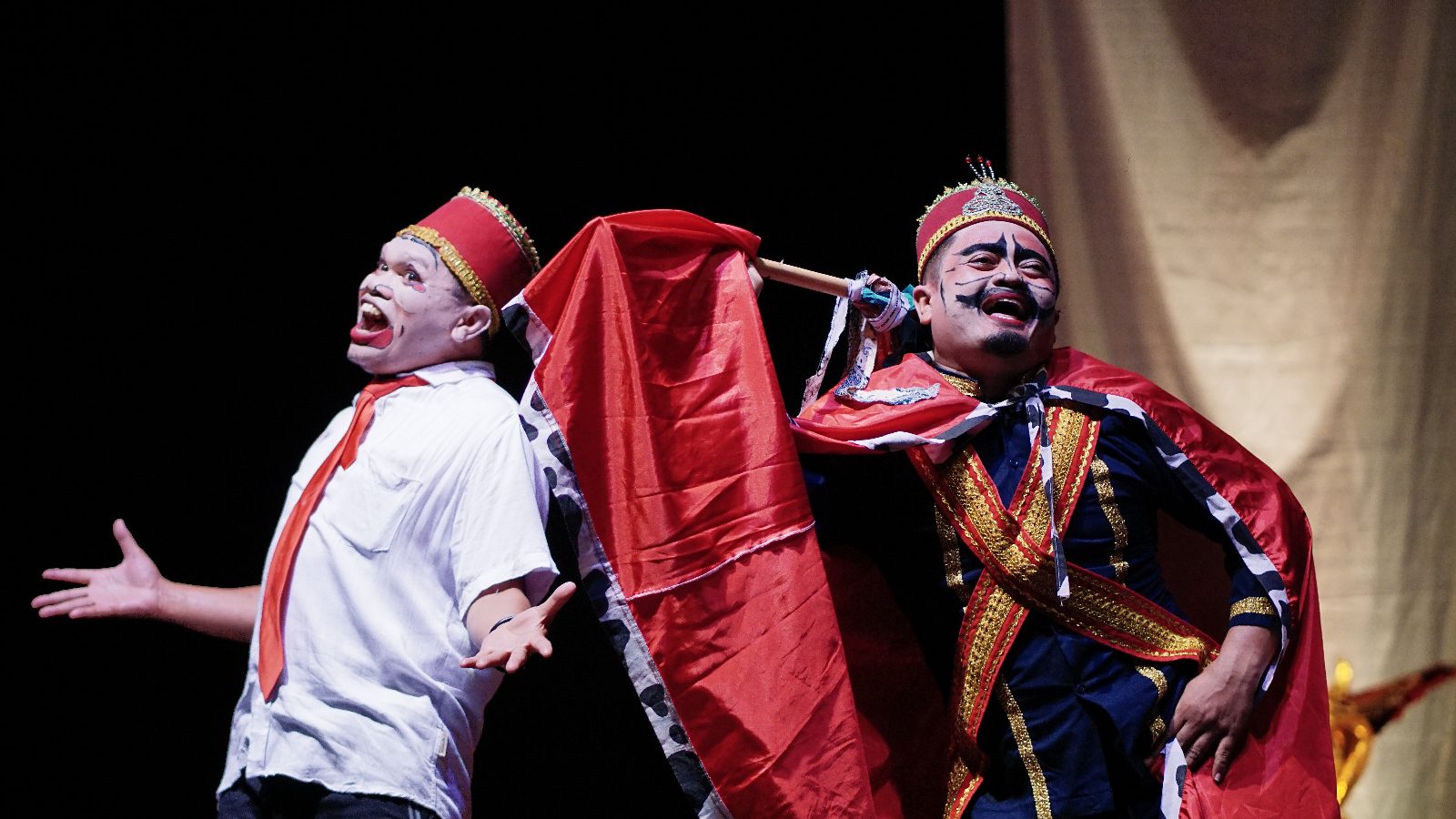 PERTUNJUKAN TEATER HIKAYAT GAJAH DUDUK DIBANJIRI PENONTON