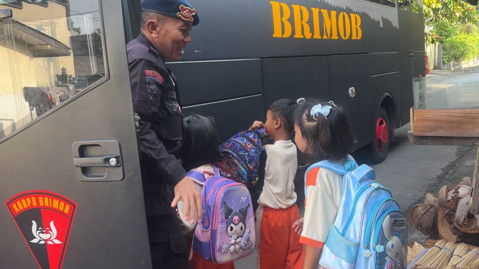 Brimob NTB Luncurkan Bus Sekolah Gratis
