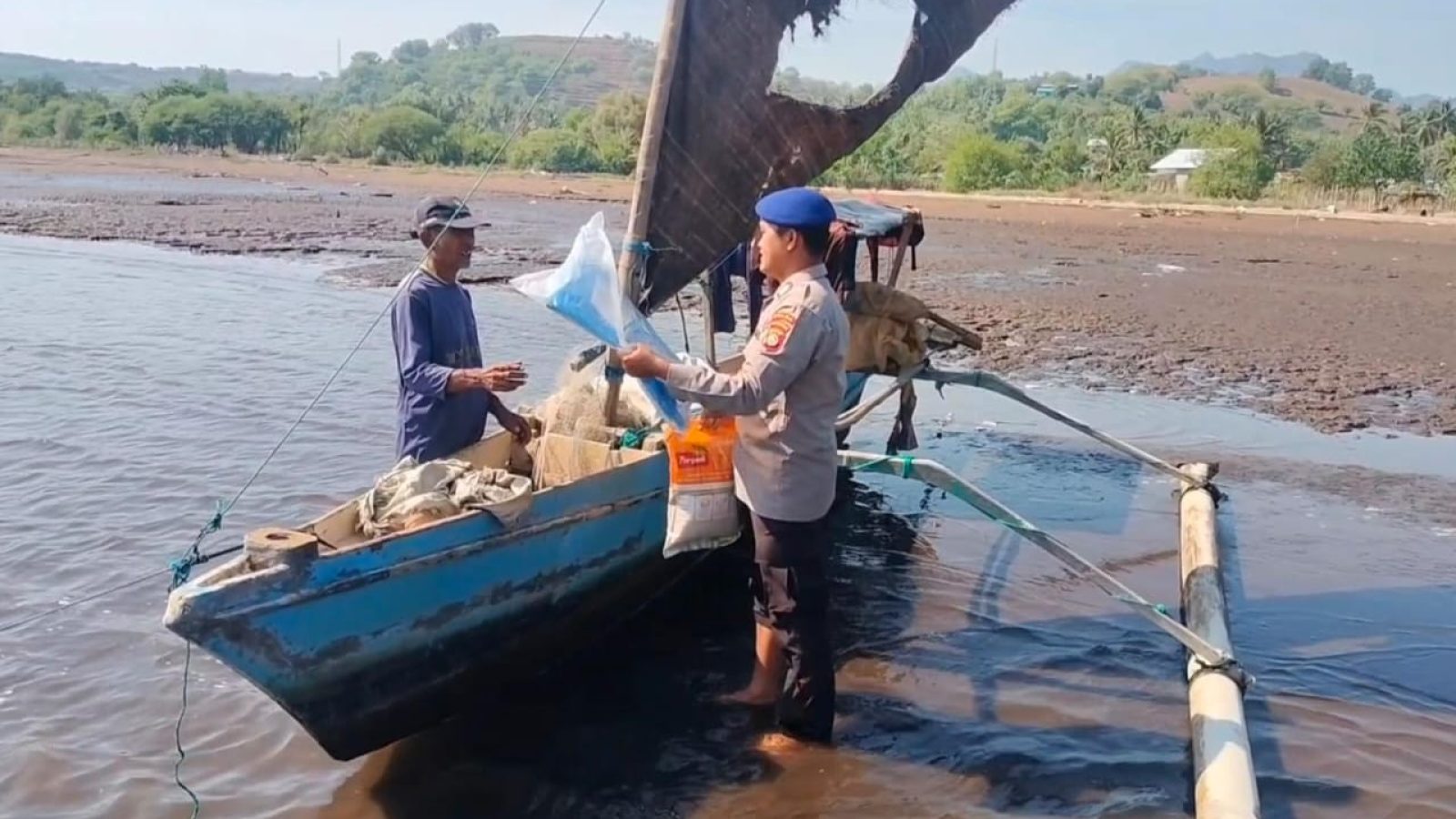 Ditpolairud Polda NTB Gelar Kegiatan Polisi Penolong di Wilayah Pesisir NTB