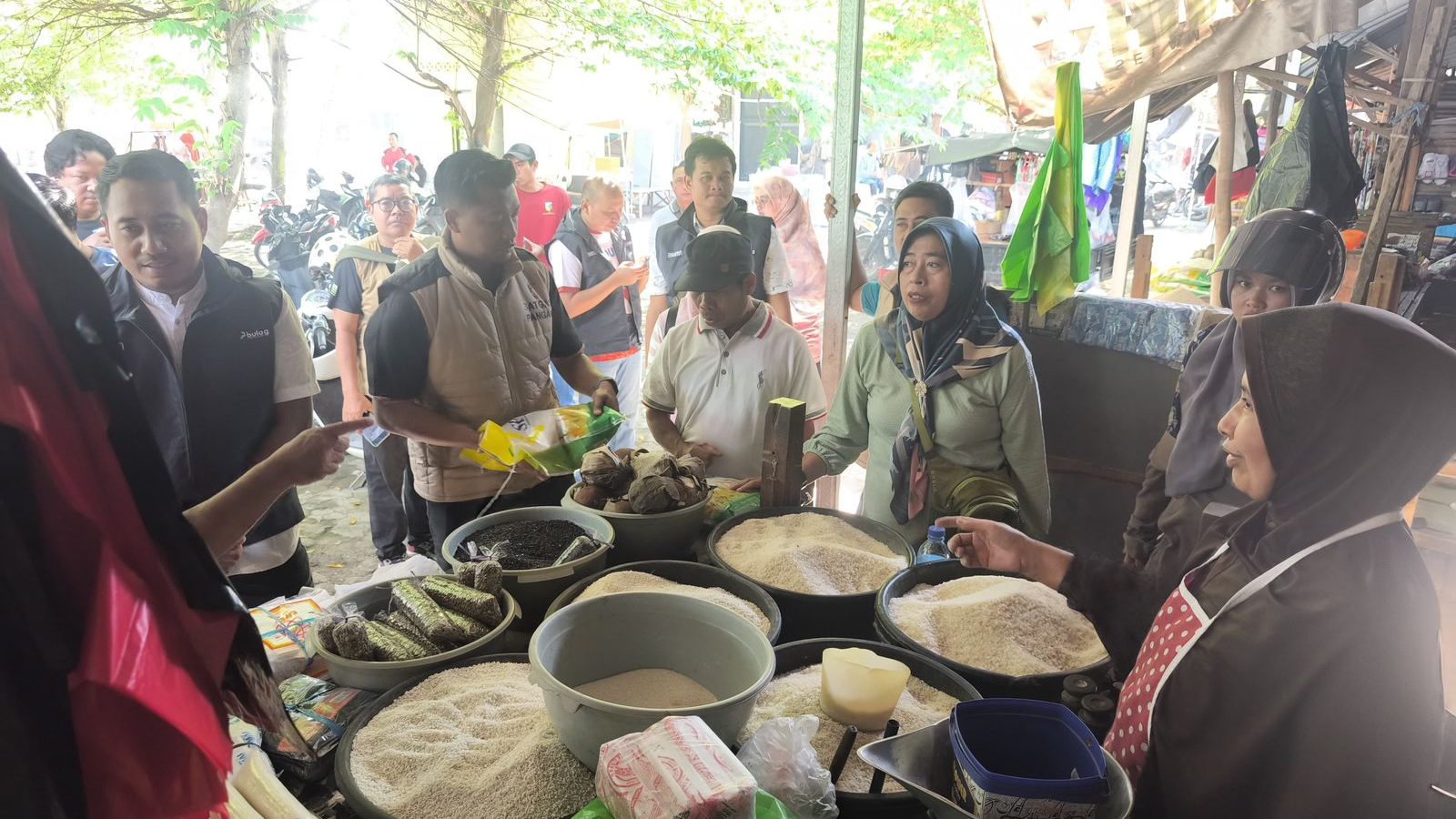 Polisi dan Satgas Pengendalian Harga Beras Sidak Ke Pasar
