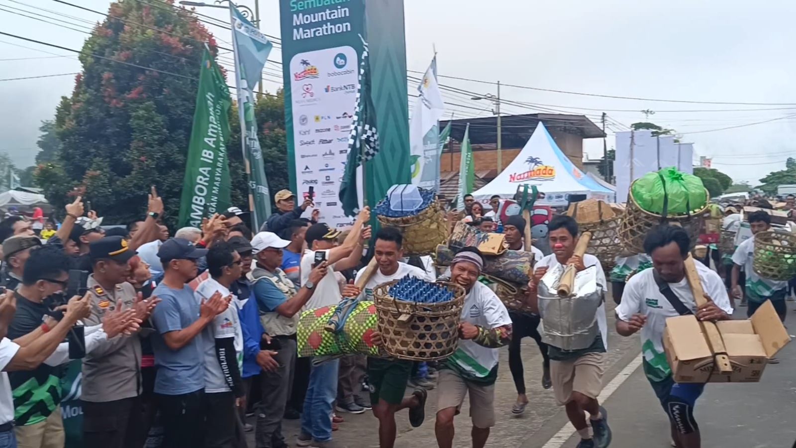 Seru! 40 Porter Jajal Bukit Pengasingan Di Sembalun Montain Festival 2025