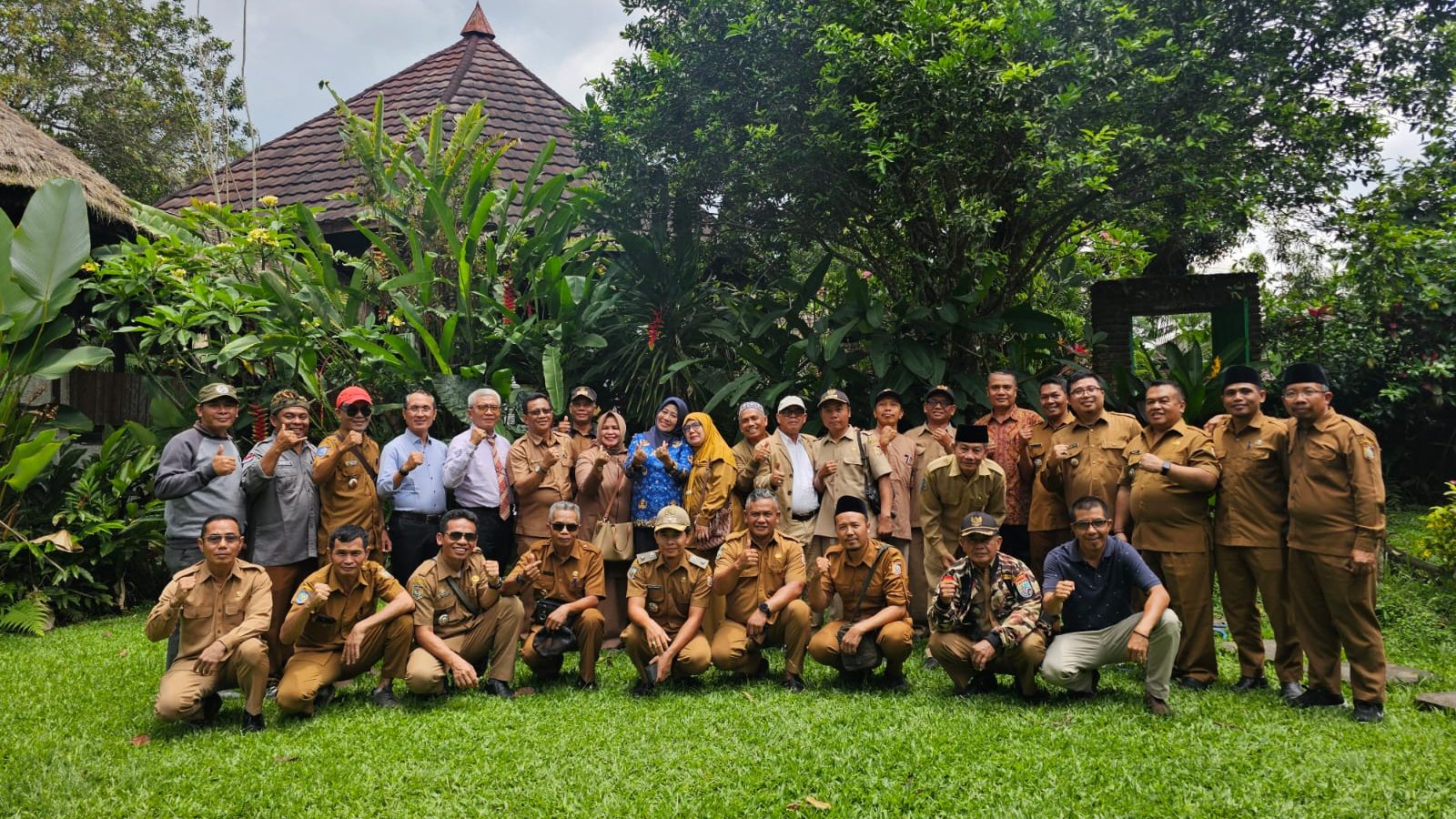 Pisah Kenang, Eks Kadis PMD Dapat Hadiah Sepeda dari FKKD Lombok Timur
