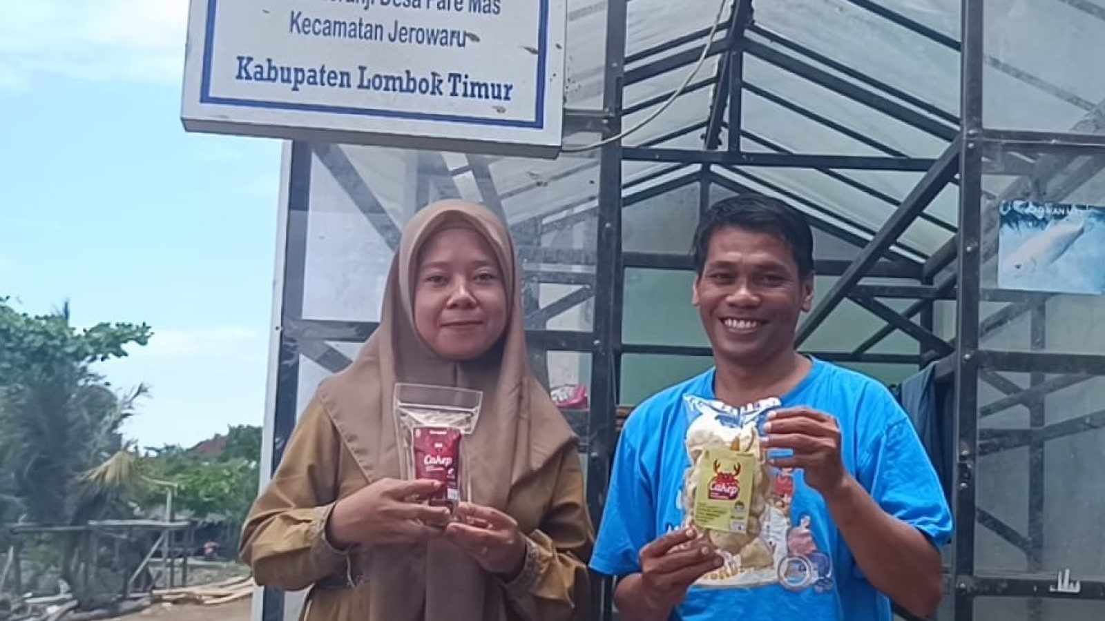 Berkat Dukungan PT AMMAN, Usaha Kerupuk Cangkang Kepiting “Best Seller” di Kalangan Wisatawan