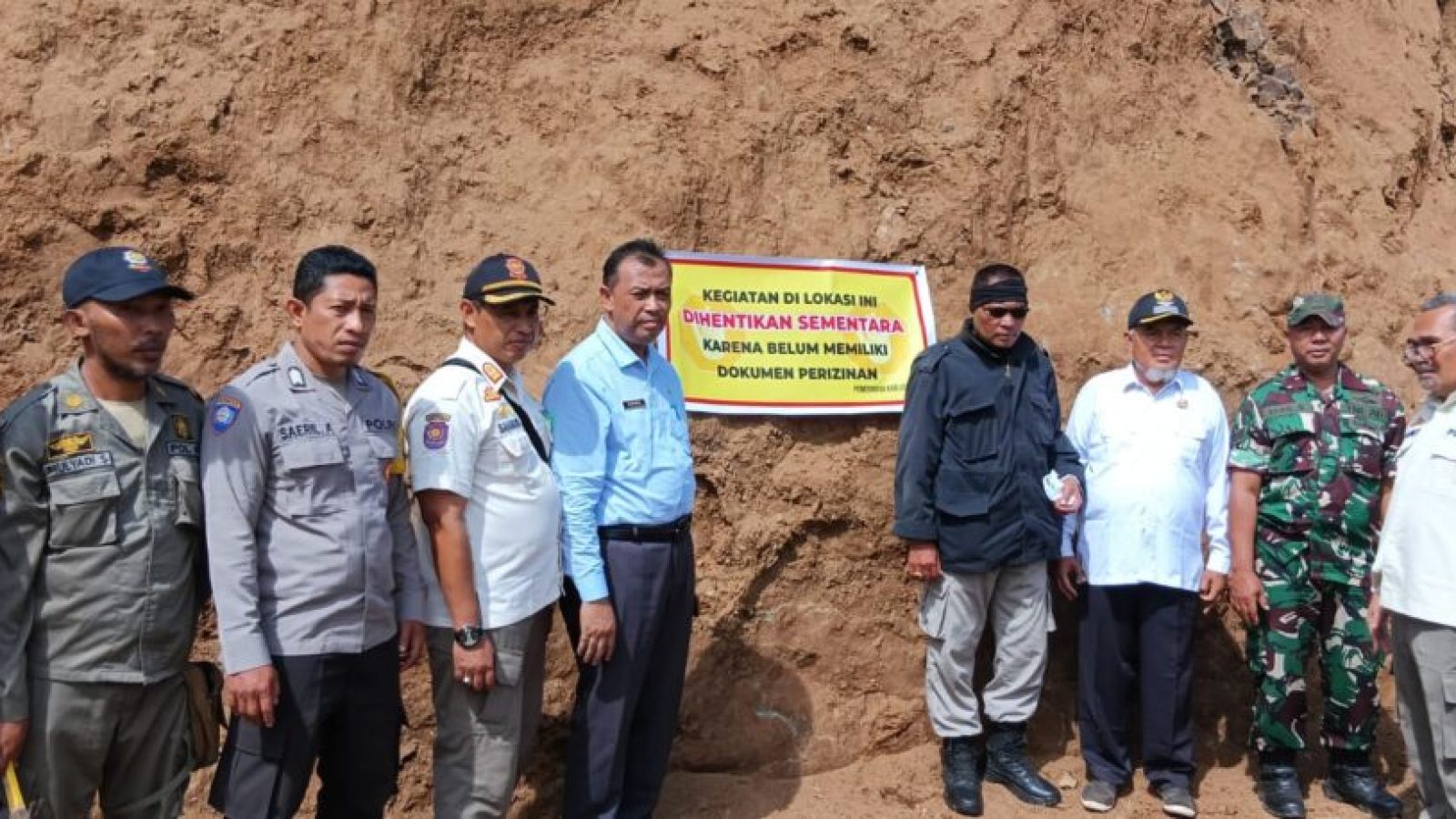 Satpol PP Tutup Pengerukan Bukit Sembalun