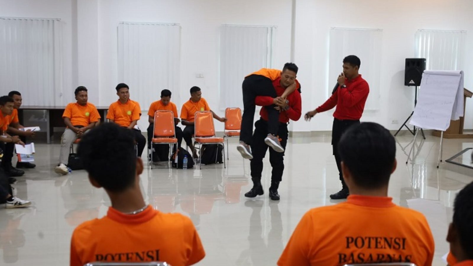 Perkuat Kesiapsiagaan Maritim, Kantor SAR Mataram Gelar Pelatihan Teknik Pertolongan Air di Lombok Utara