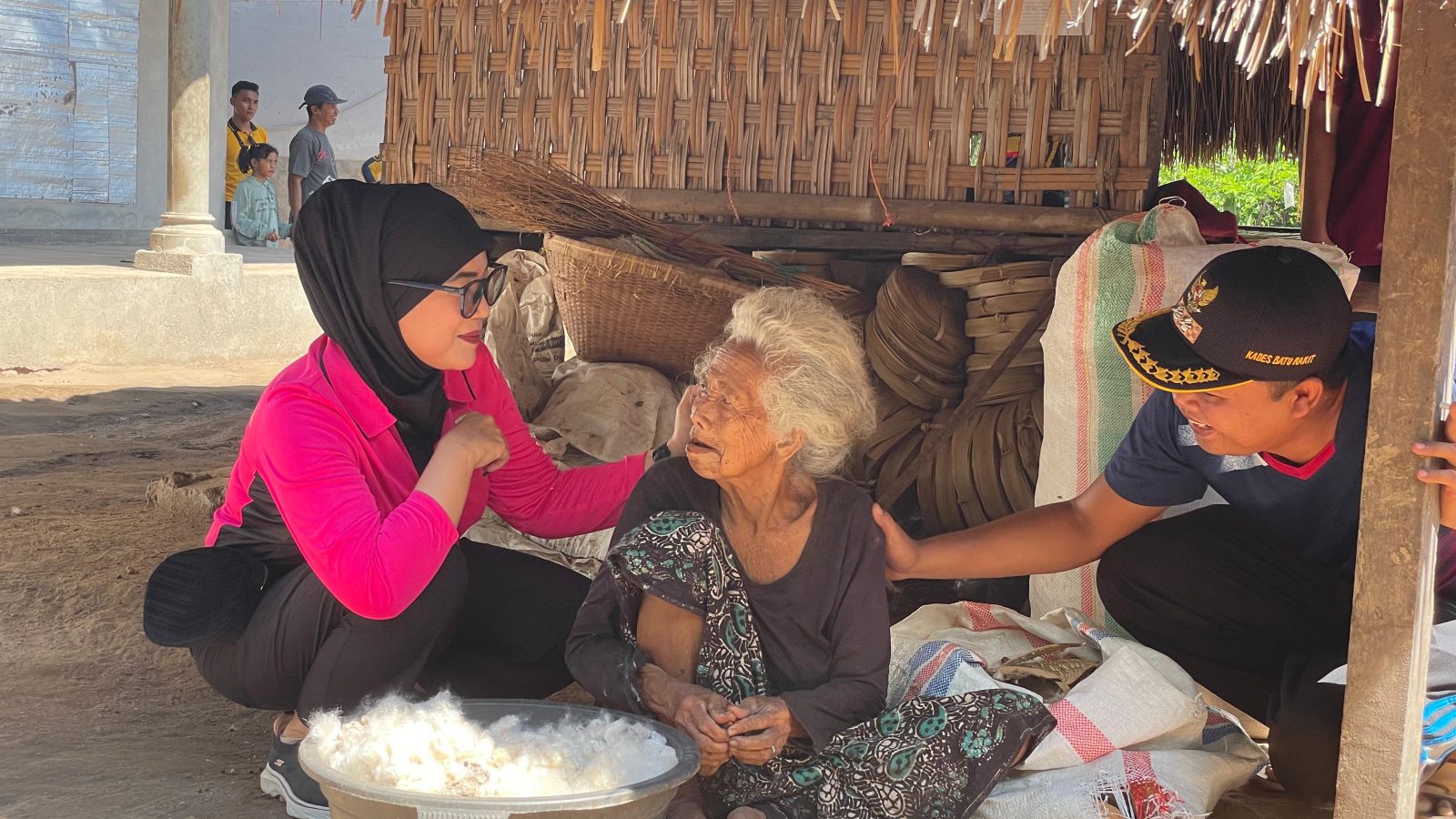 Gowes Kamtibmas Polres Lombok Utara: Menyapa Warga, Menebar Kepedulian di Desa Batu Rakit