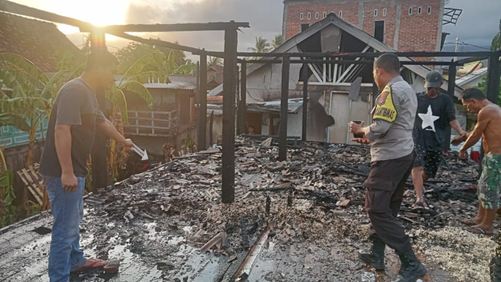 HP Meledak Saat Ngecas, Rumah Panggung Di Lombok Timur Hangus Terbakar