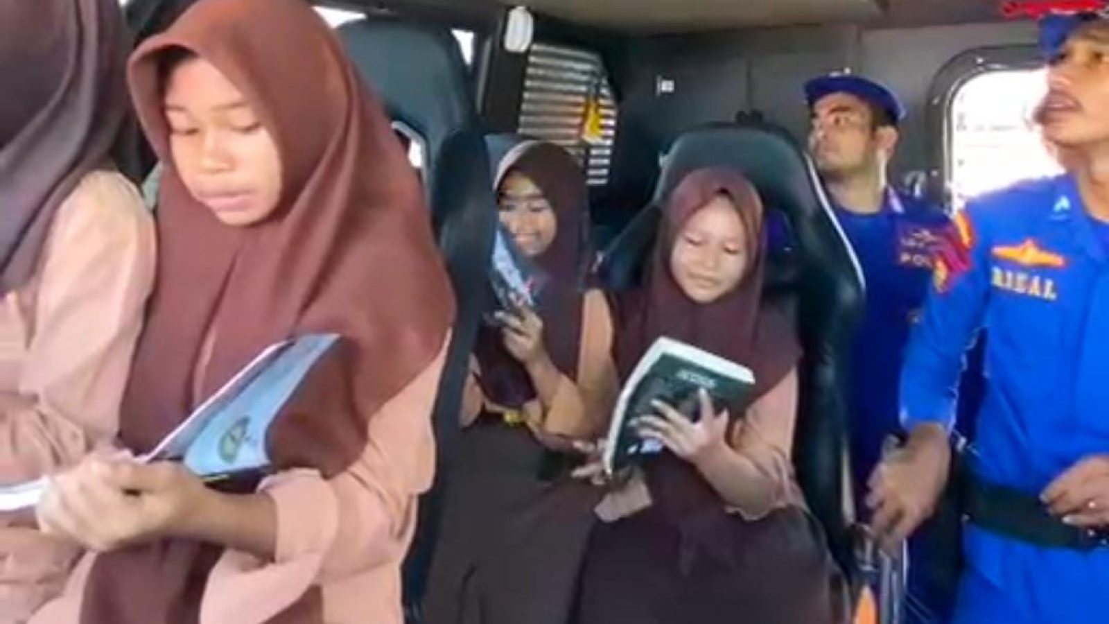 Perpustakaan Terapung Pukau Siswa SMPN 01 Pekat