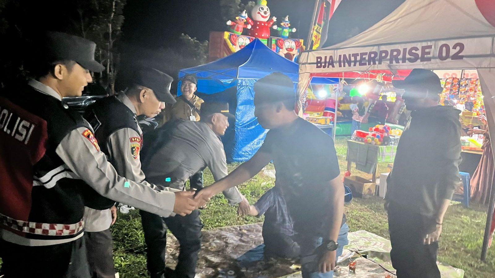 Ciptakan Harkamtibmas Kondusif, Kapolsek Bayan Amankan Pasar Malam
