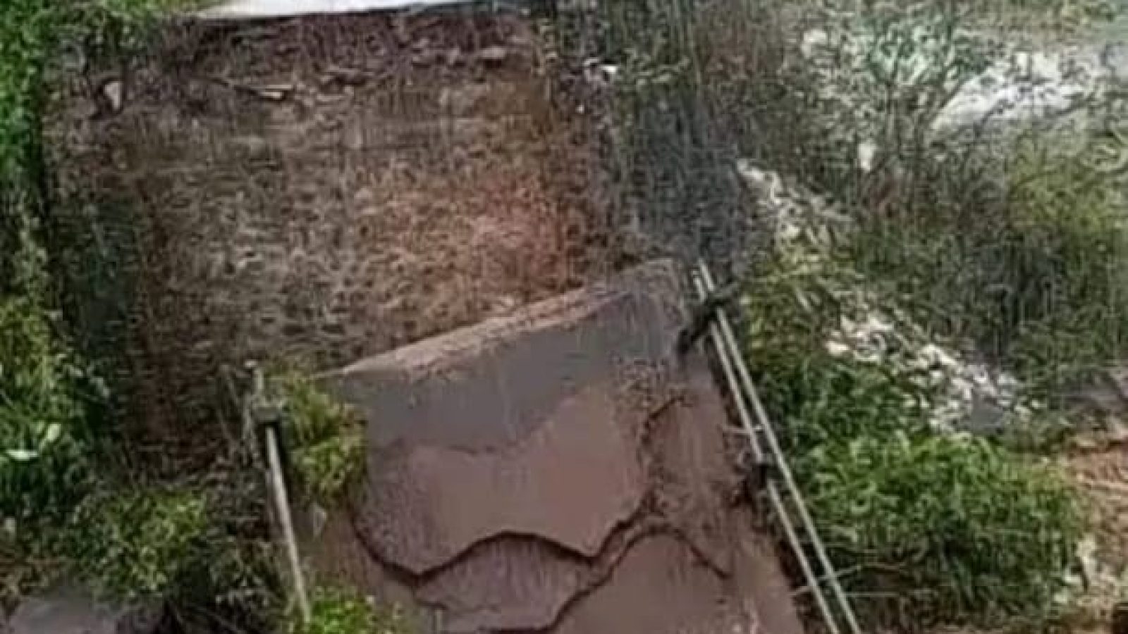 Jembatan Aik Beta Desa Perigi Ambruk Diterjang Banjir