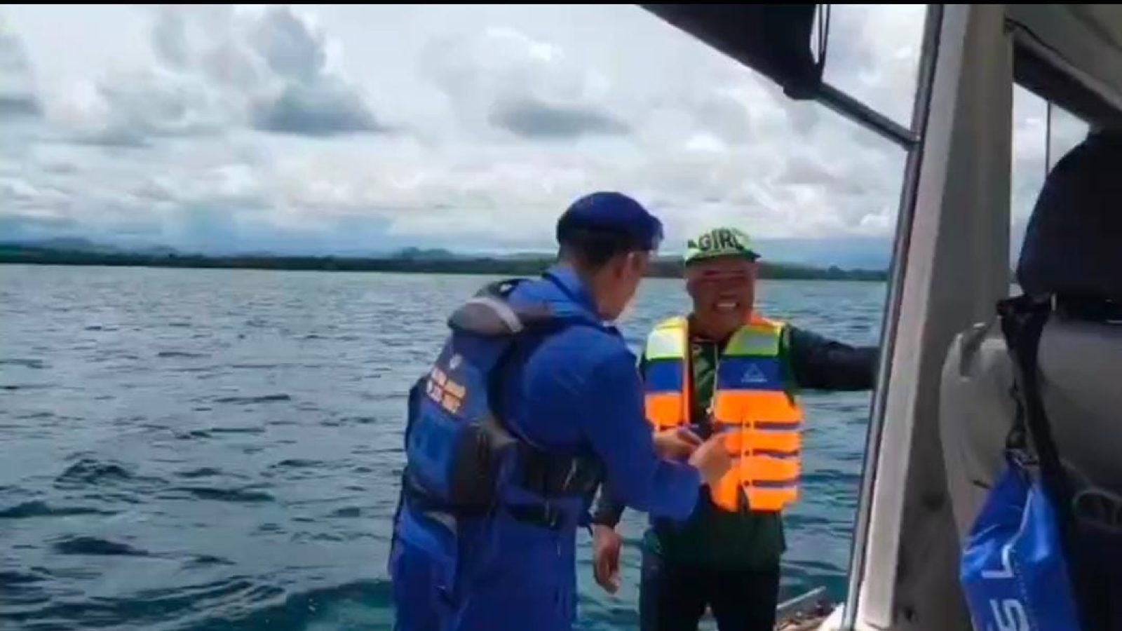 Antisipasi Cuaca Buruk, Polair Polda NTB Bagikan Pelampung ke Nelayan