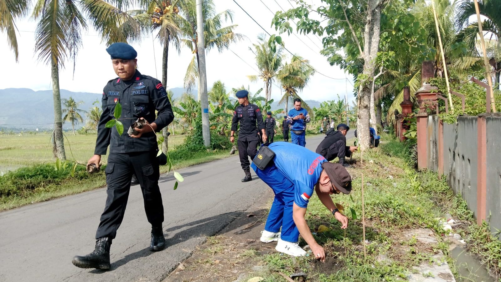 Kolaborasi FSKR, Brimob dan Polairud Tanam Ribuan Pohon
