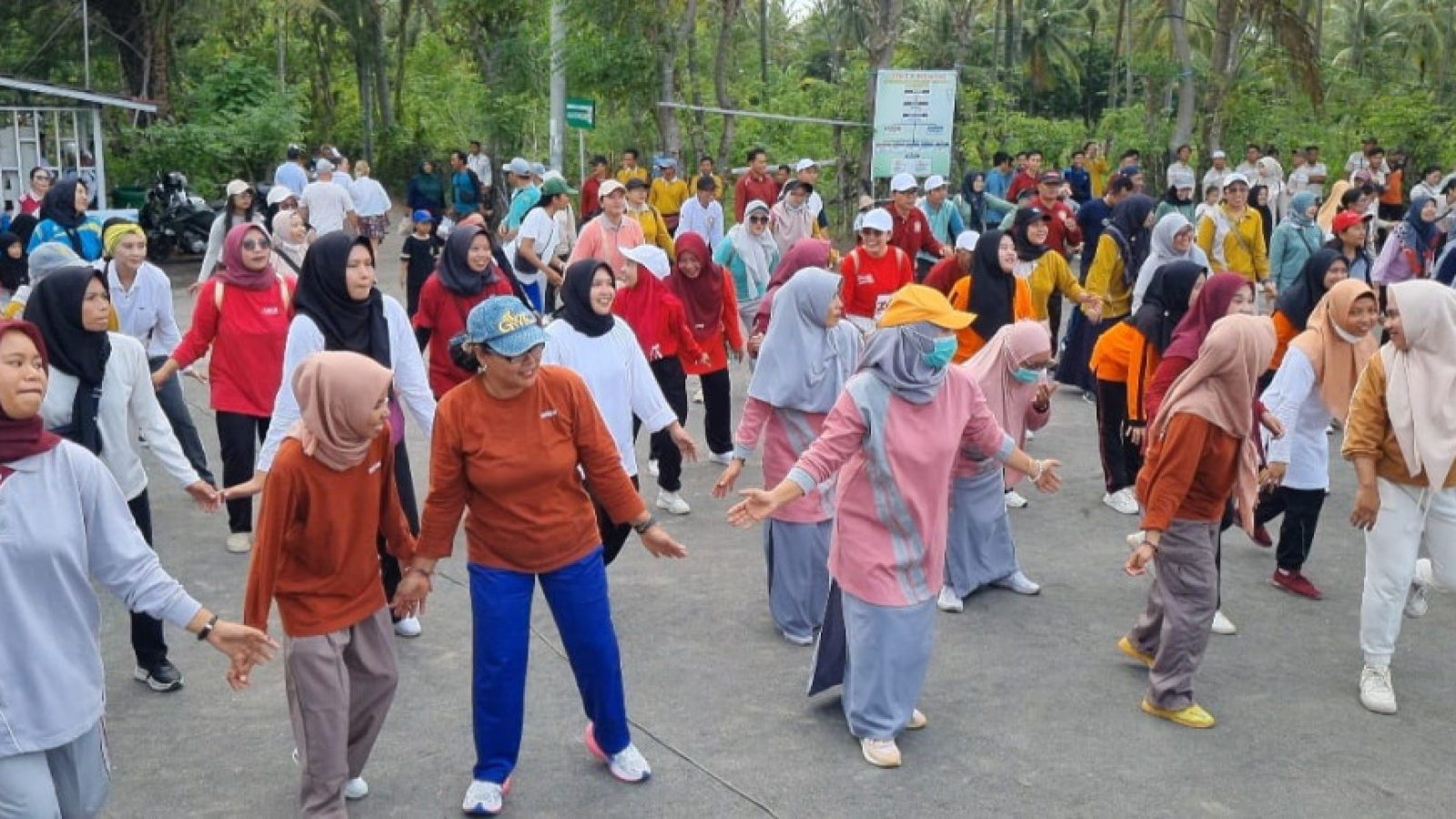Sambut Hari Guru Ke-80, PGRI Cabang Tanjung Gelar Family Gathering Jalan Santai dan Baksos di Impos